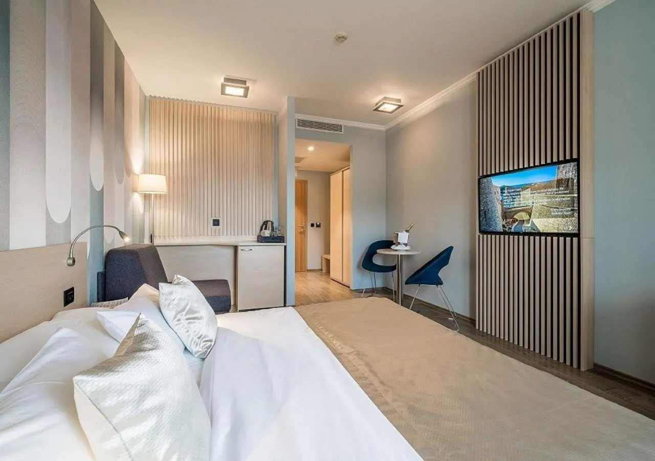 Photo of the whole room in Berkeley Hotel