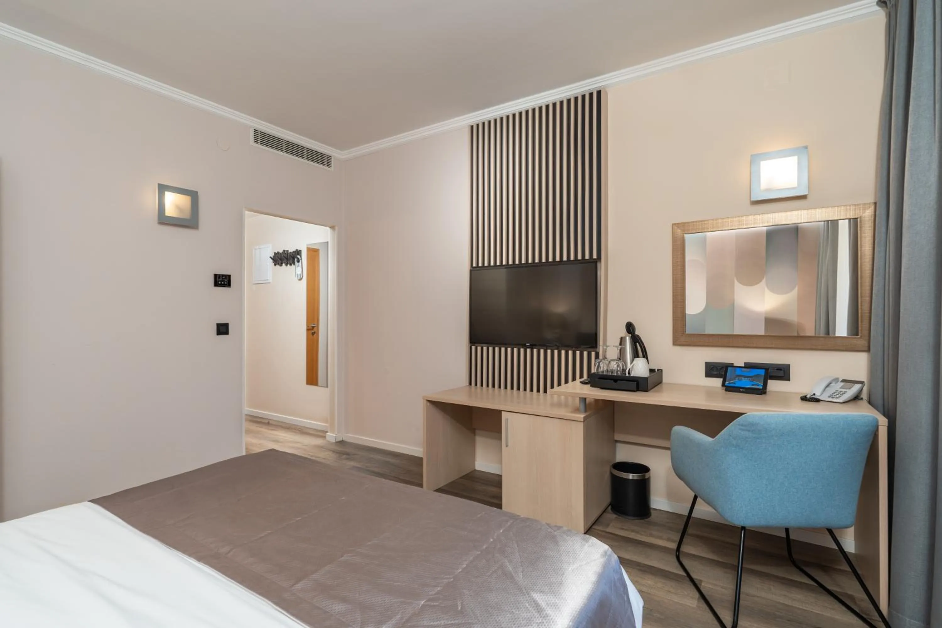 Photo of the whole room in Berkeley Hotel