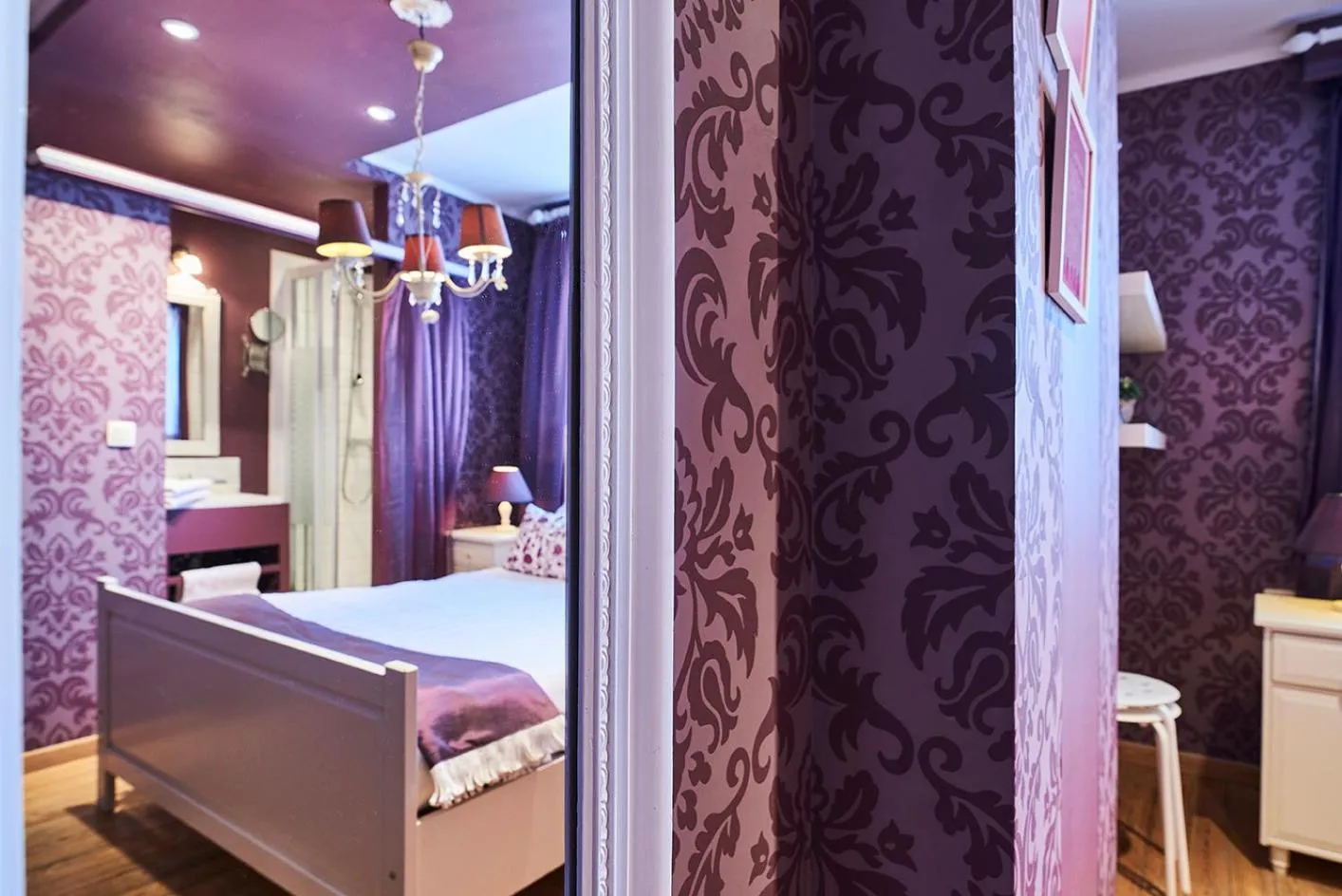 Bed in Full House Hotel