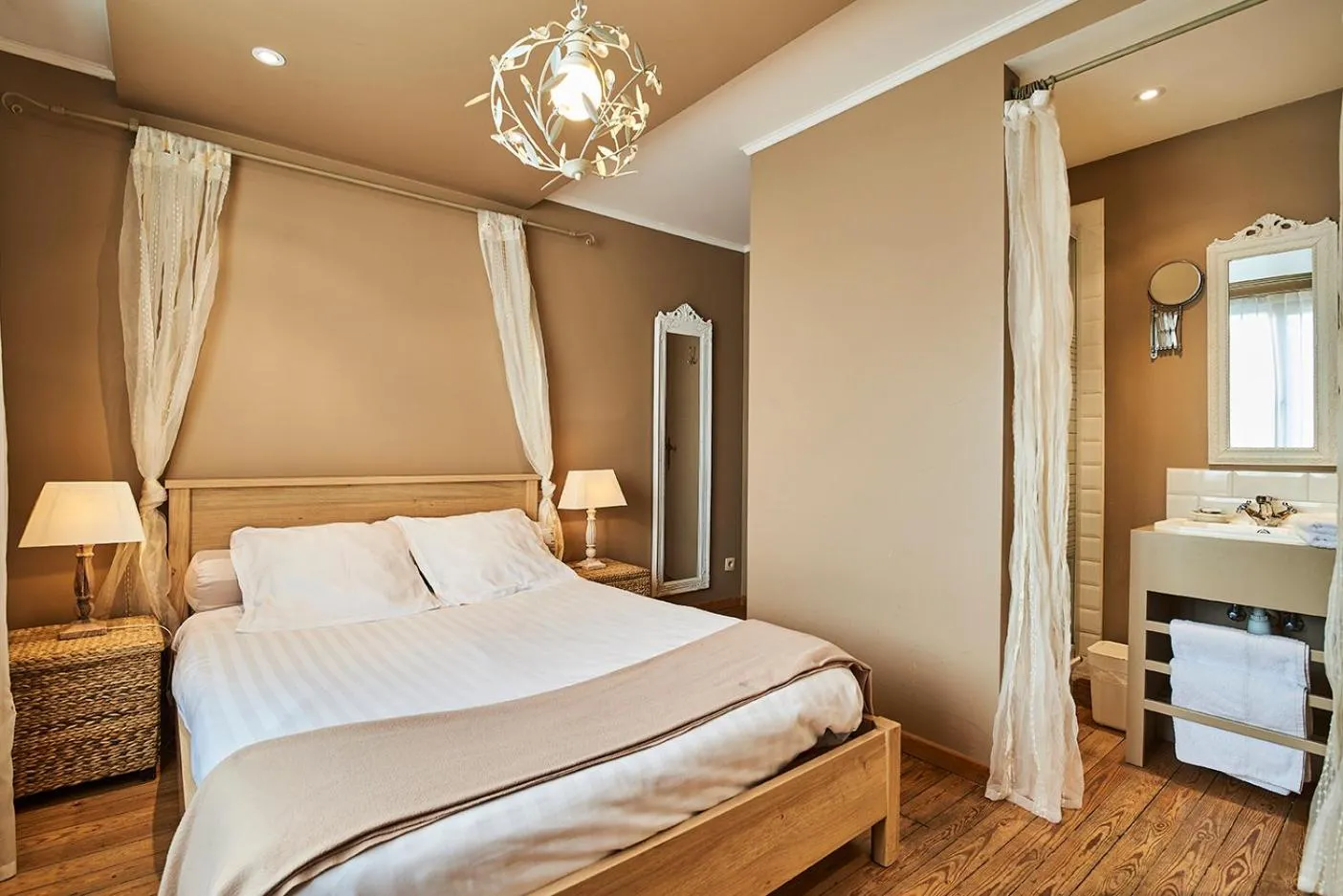 Bed in Full House Hotel