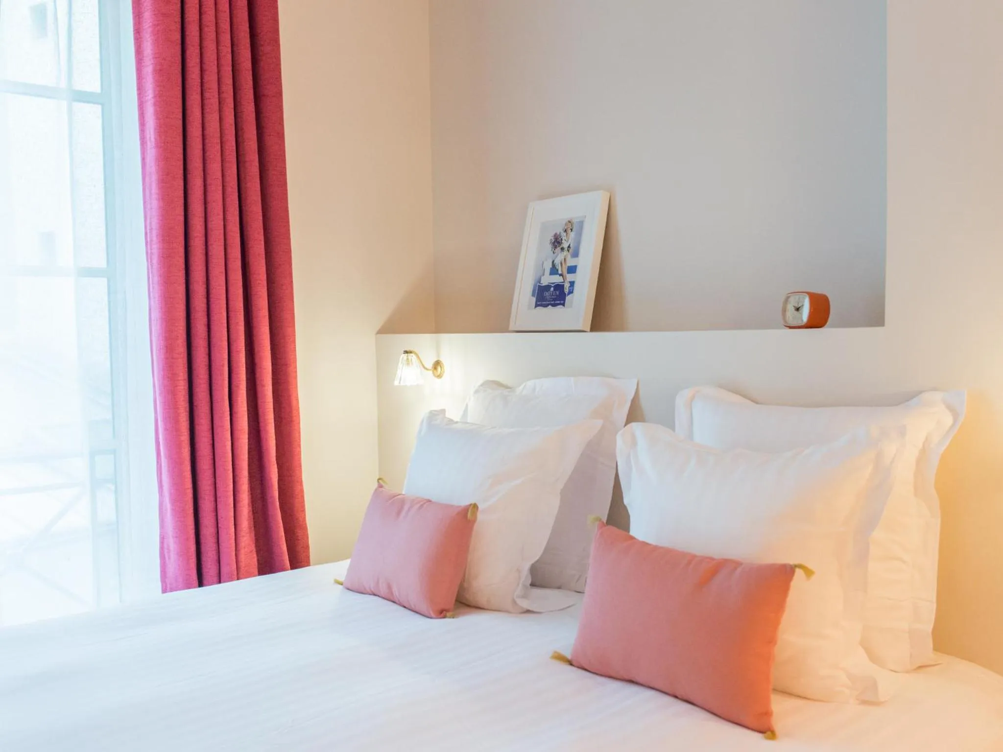 Photo of the whole room, Bed in 1er Etage SoPi-Montmartre