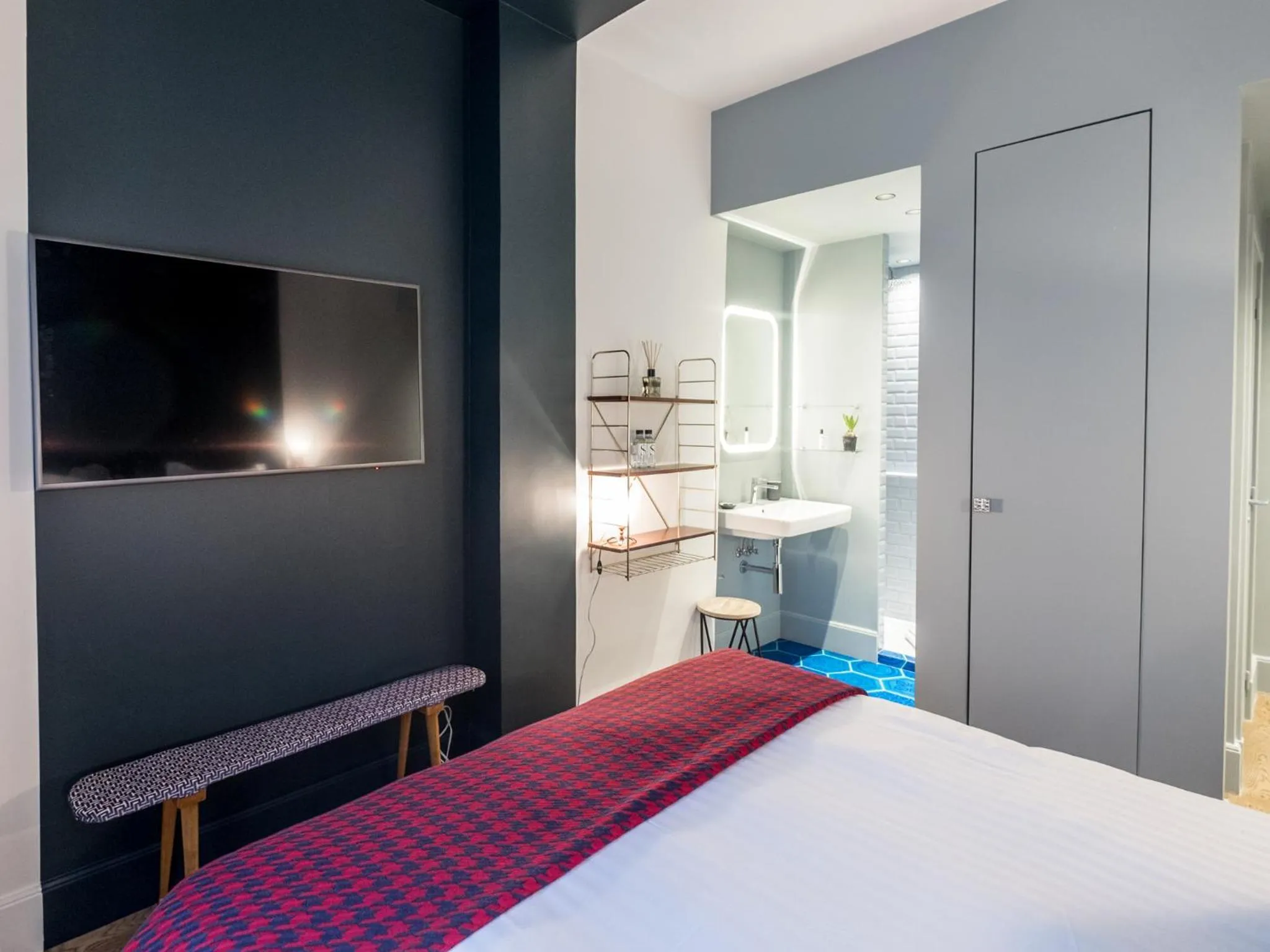 Photo of the whole room, Bed in 1er Etage SoPi-Montmartre