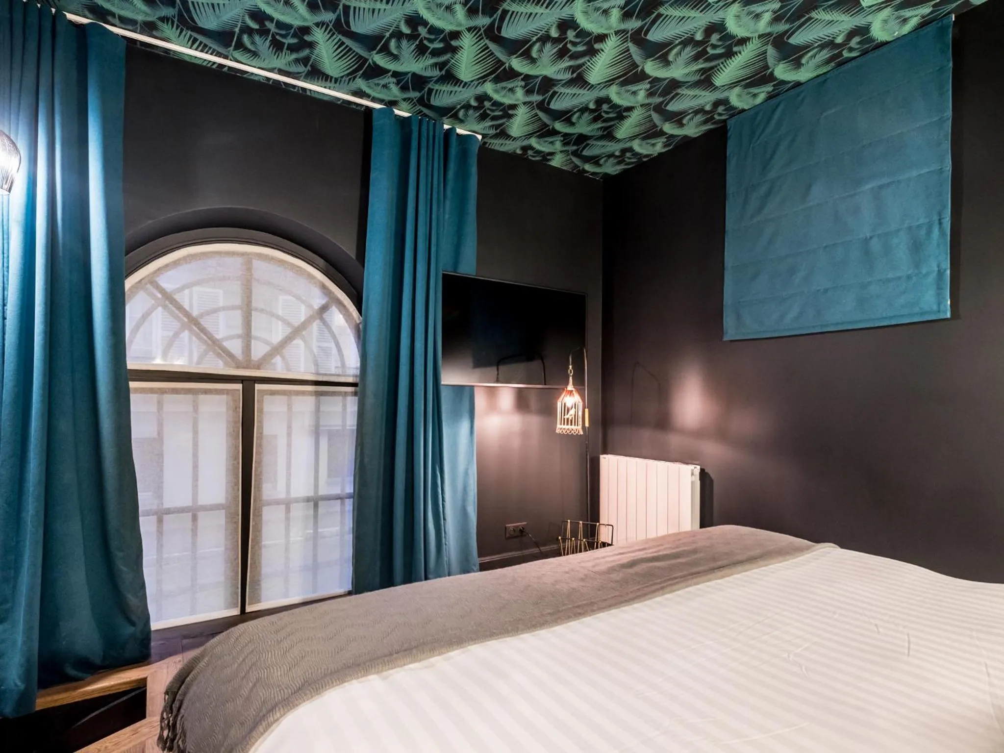 Photo of the whole room, Bed in 1er Etage SoPi-Montmartre