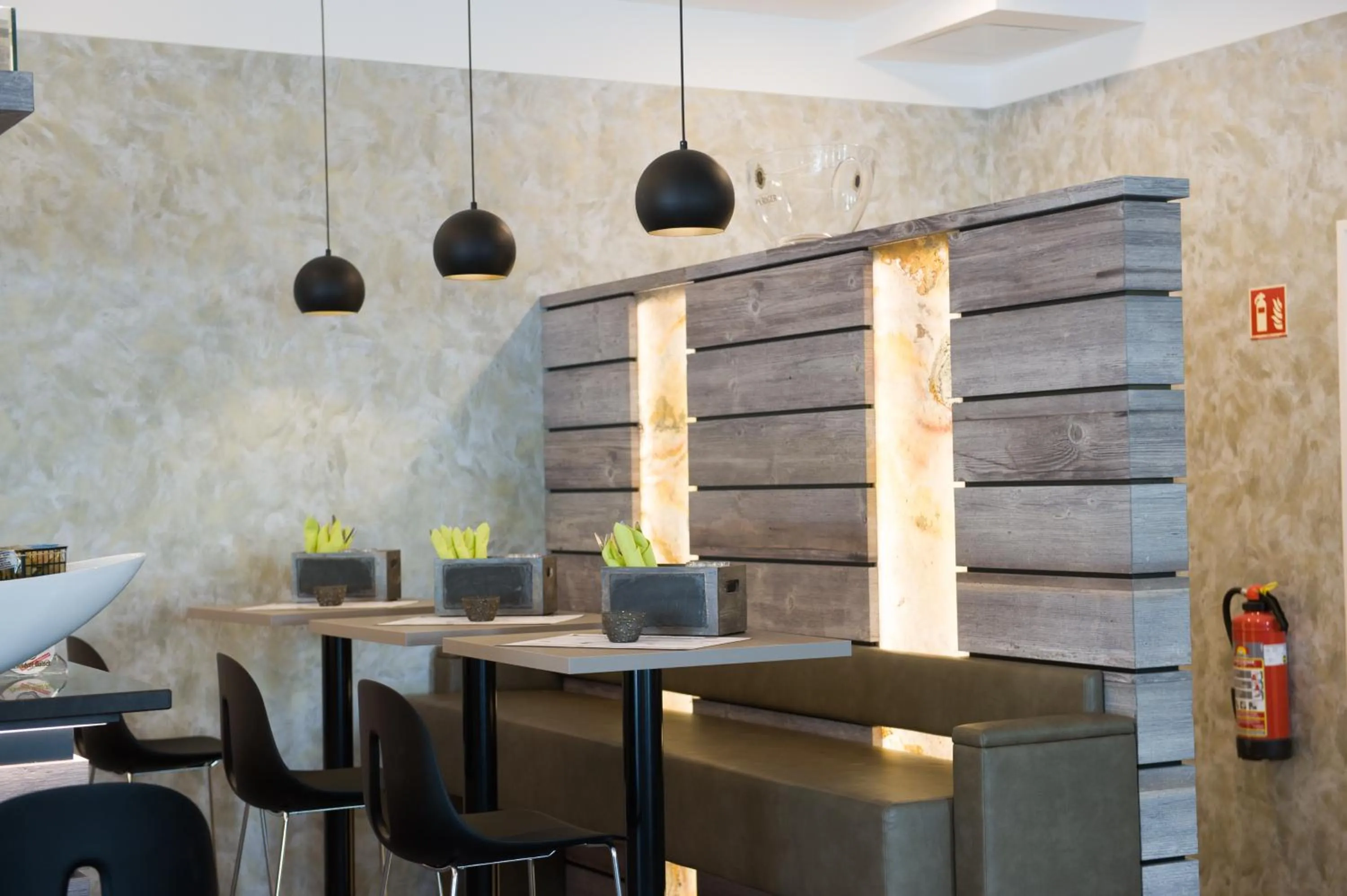 Restaurant/places to eat in K-Apart Hotel & Boardinghouse