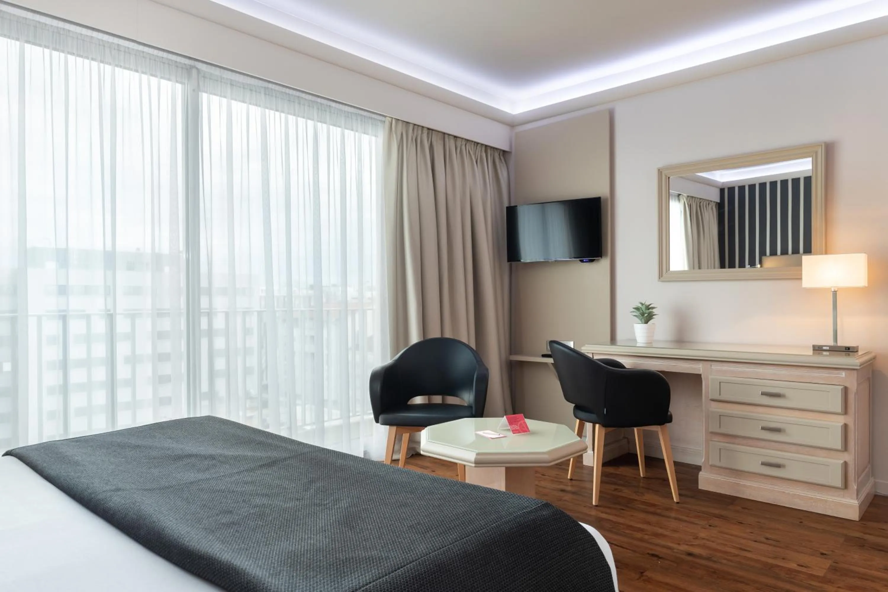 Photo of the whole room, Bed in Hôtel Charlemagne by Happyculture