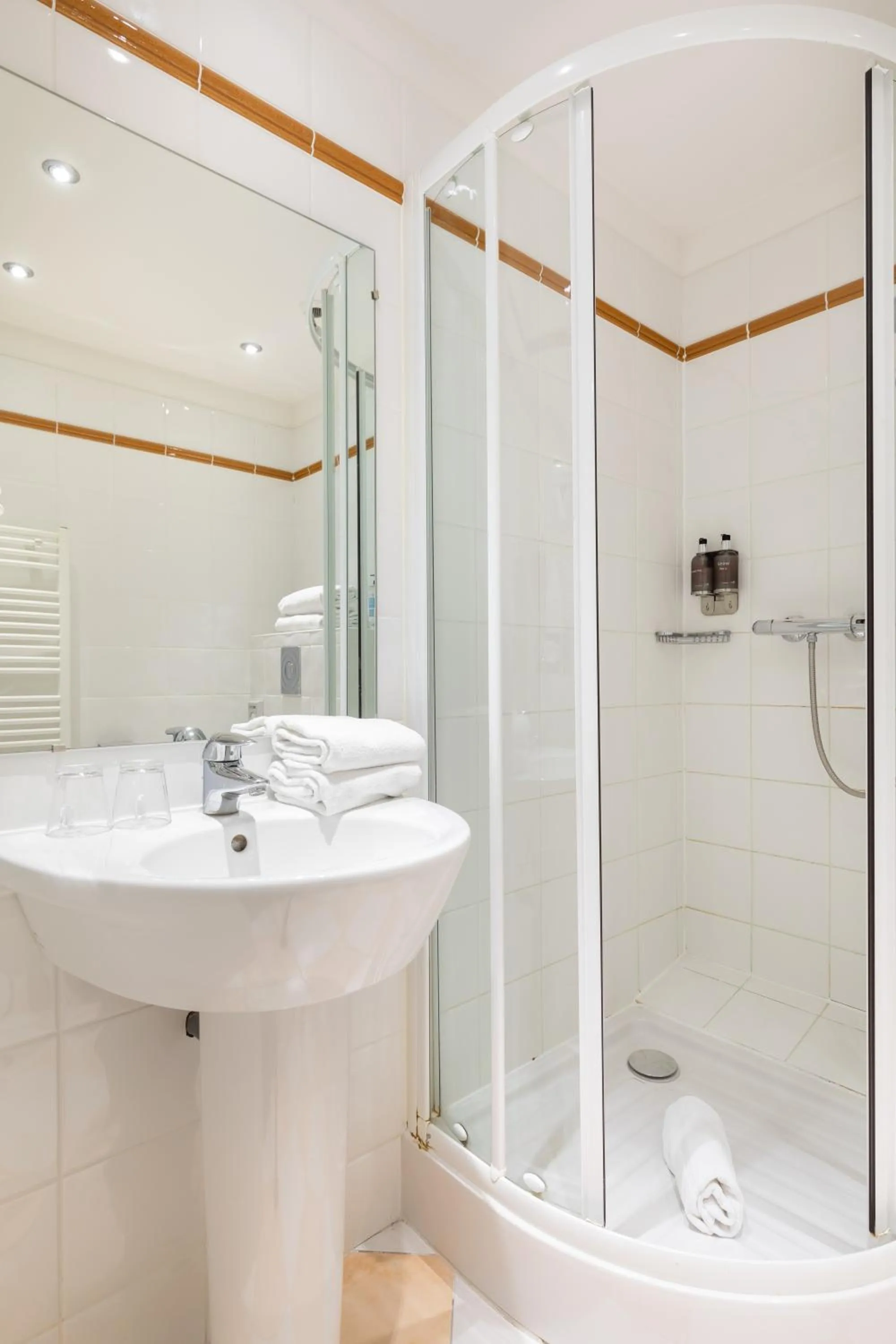 Shower in Hôtel Charlemagne by Happyculture