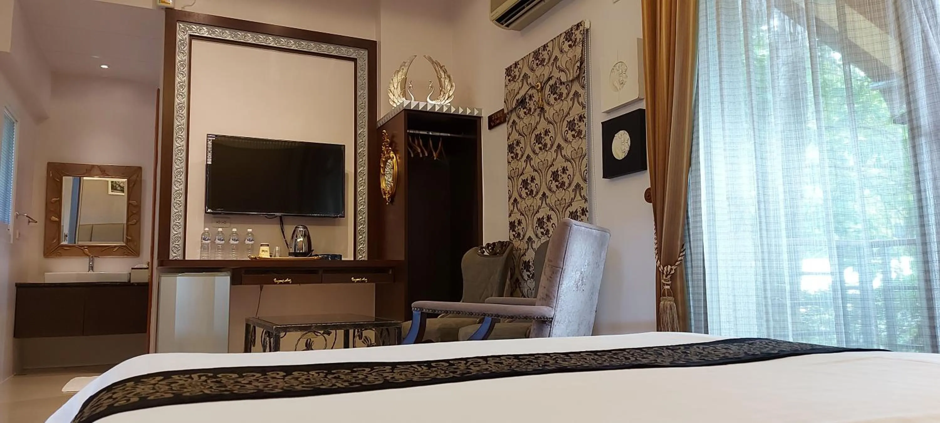 Living room, Bed in The House of Water