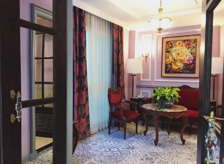 Living room in Sara's Hotel