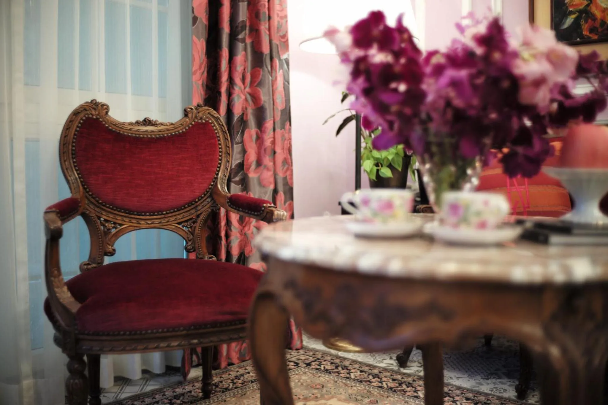 Seating area in Sara's Hotel