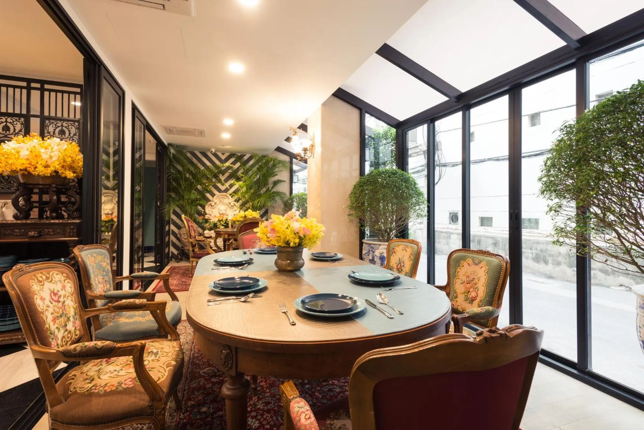 Restaurant/places to eat in Sara's Hotel