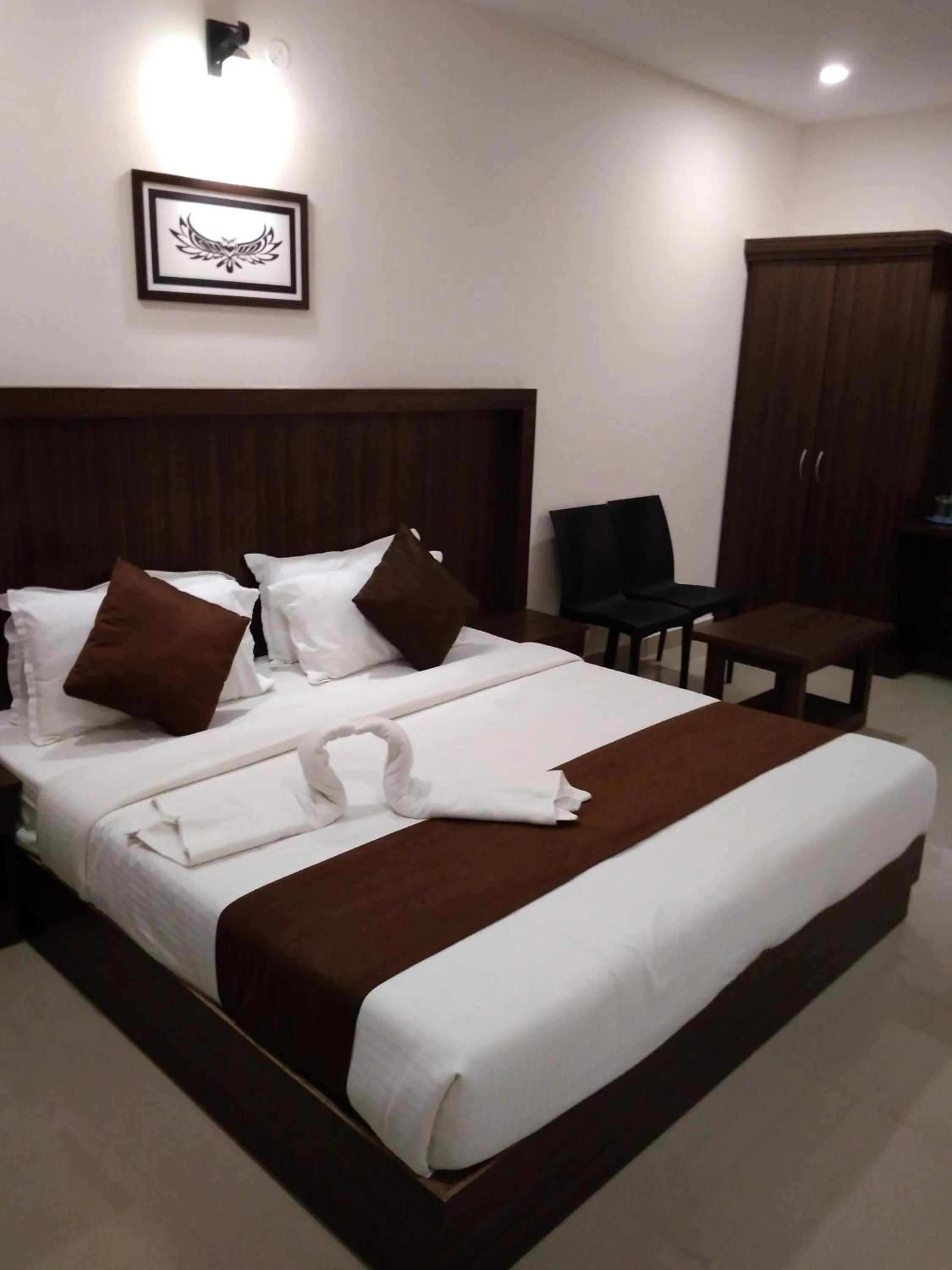 Photo of the whole room, Bed in Highrange Plaza