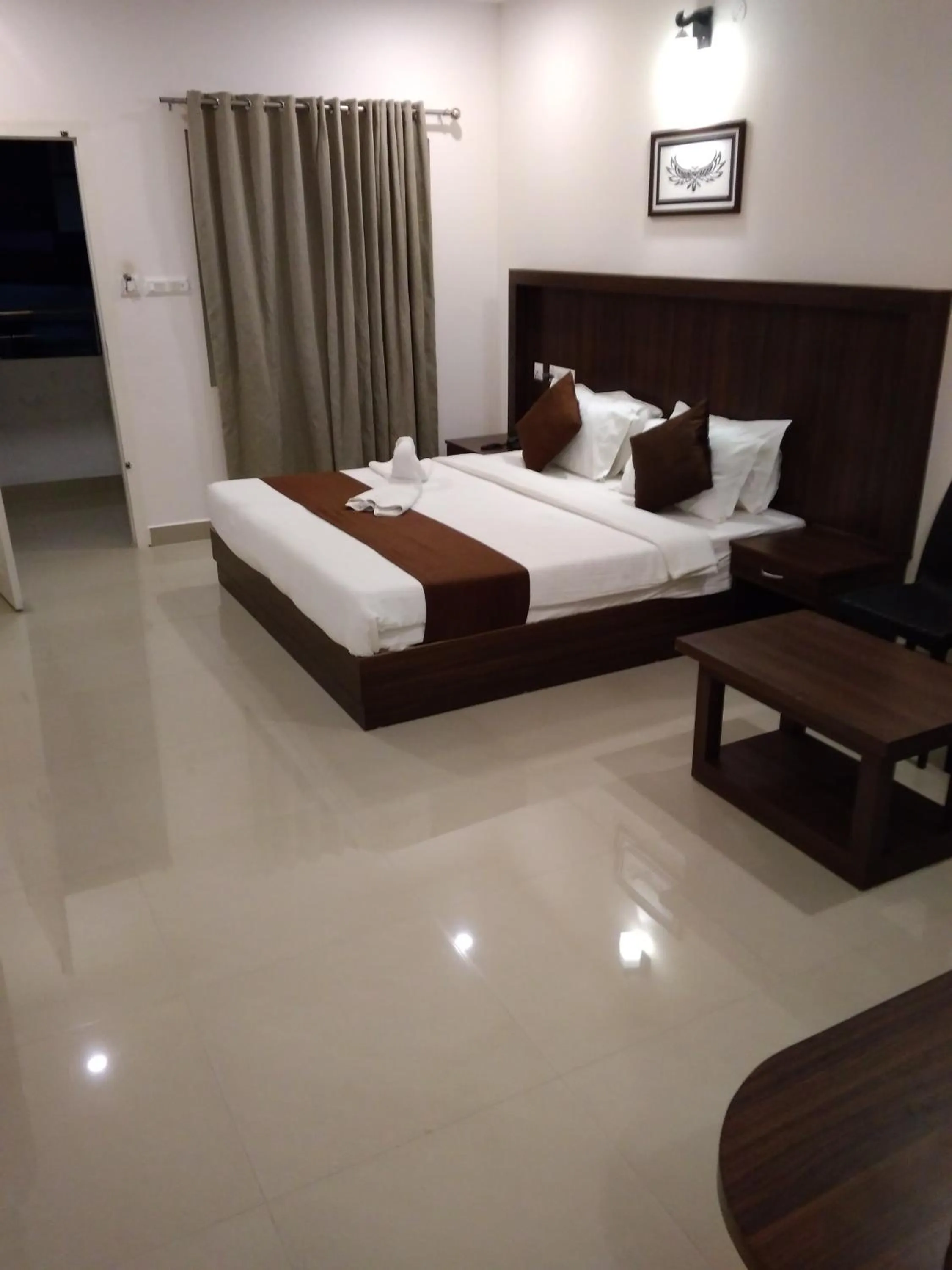 Photo of the whole room, Bed in Highrange Plaza