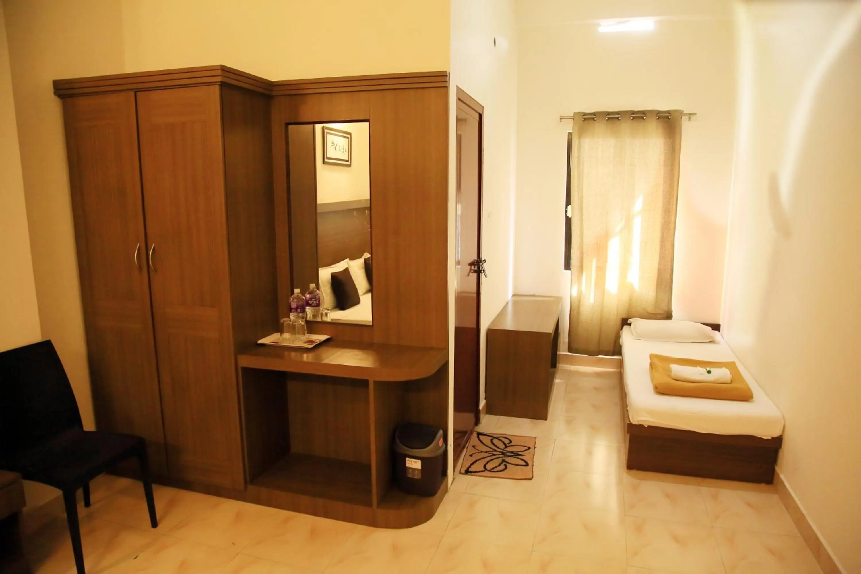 Photo of the whole room, Bed in Highrange Plaza