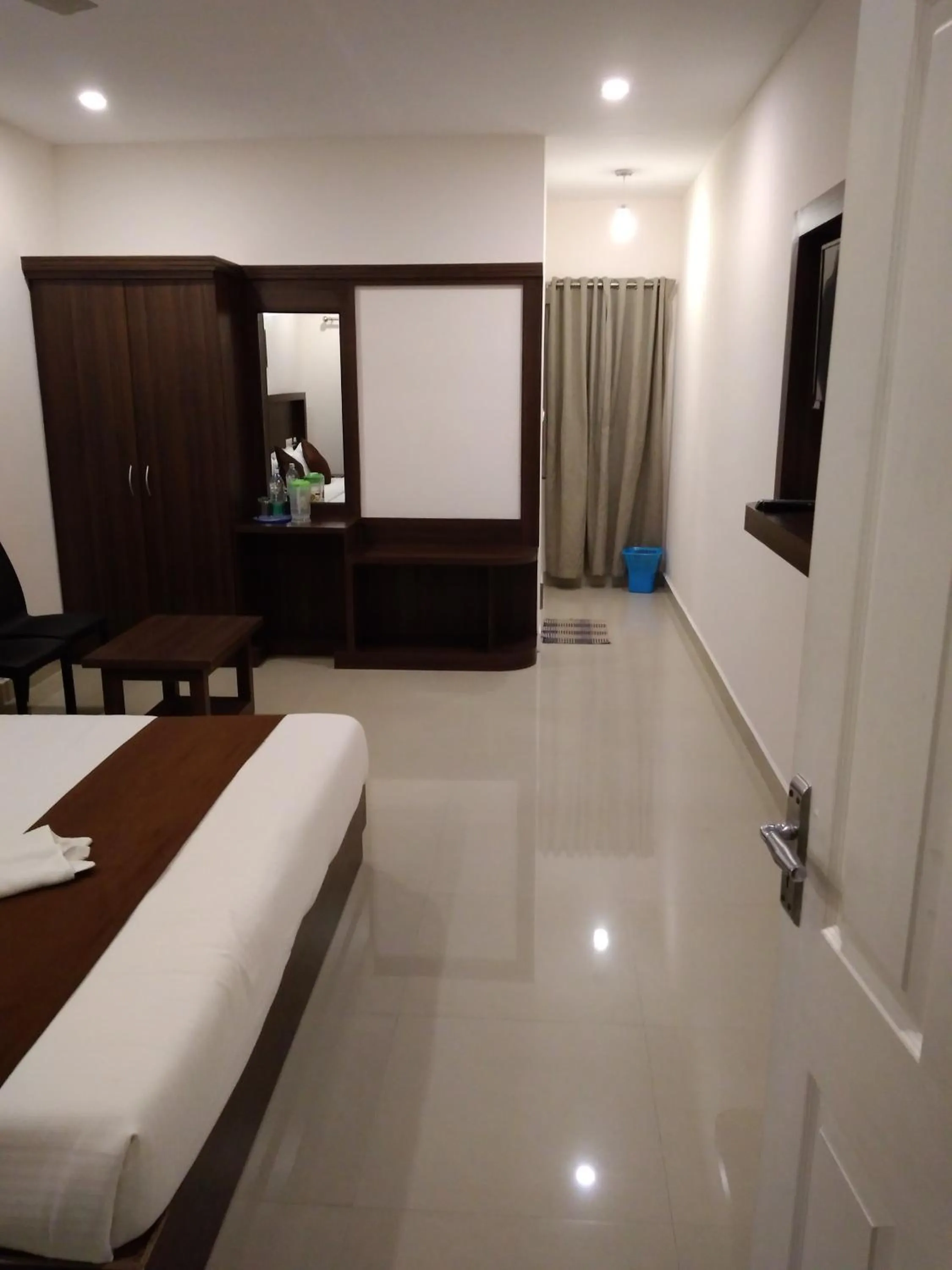 Photo of the whole room, Bed in Highrange Plaza