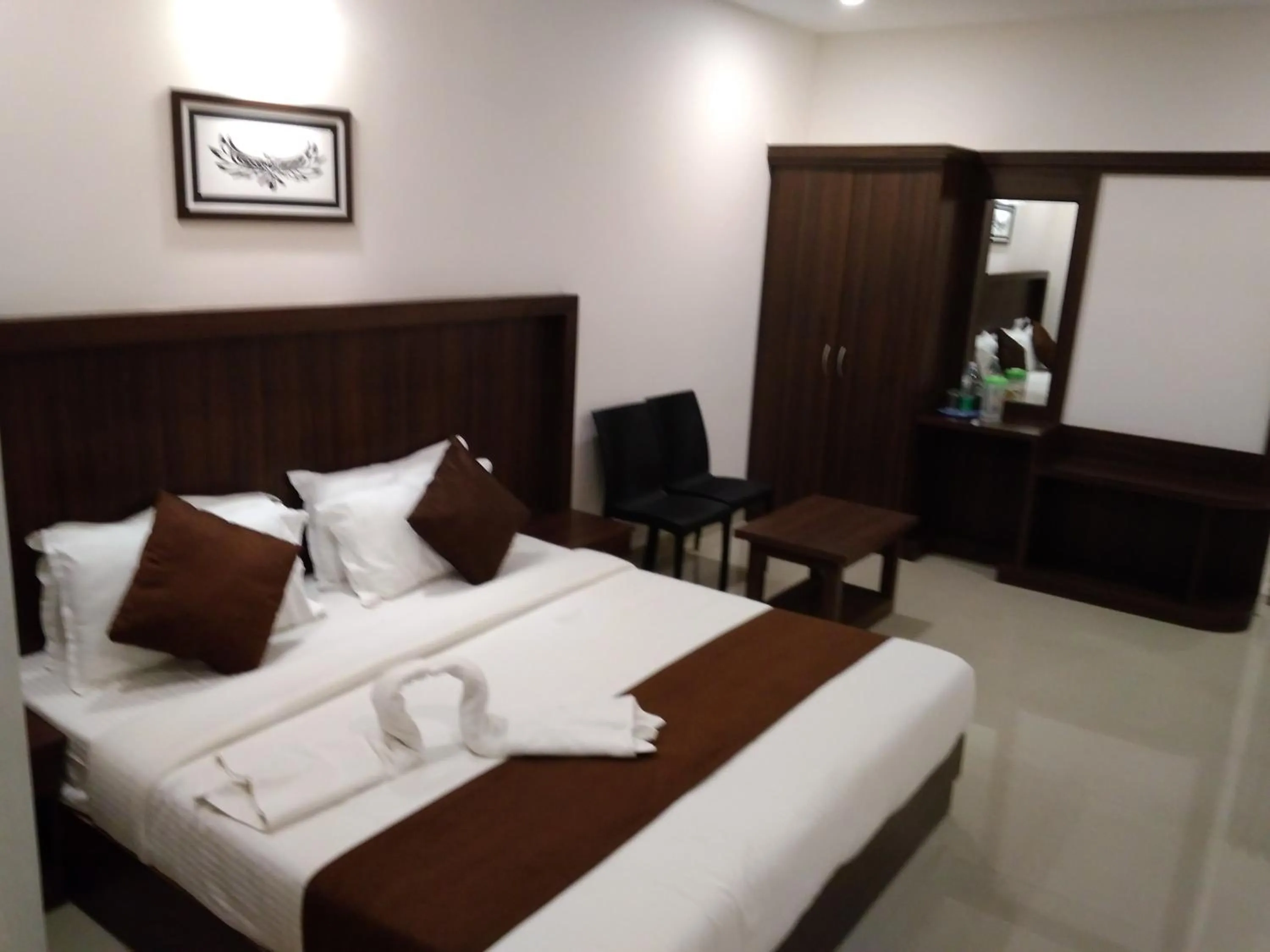 Photo of the whole room, Bed in Highrange Plaza