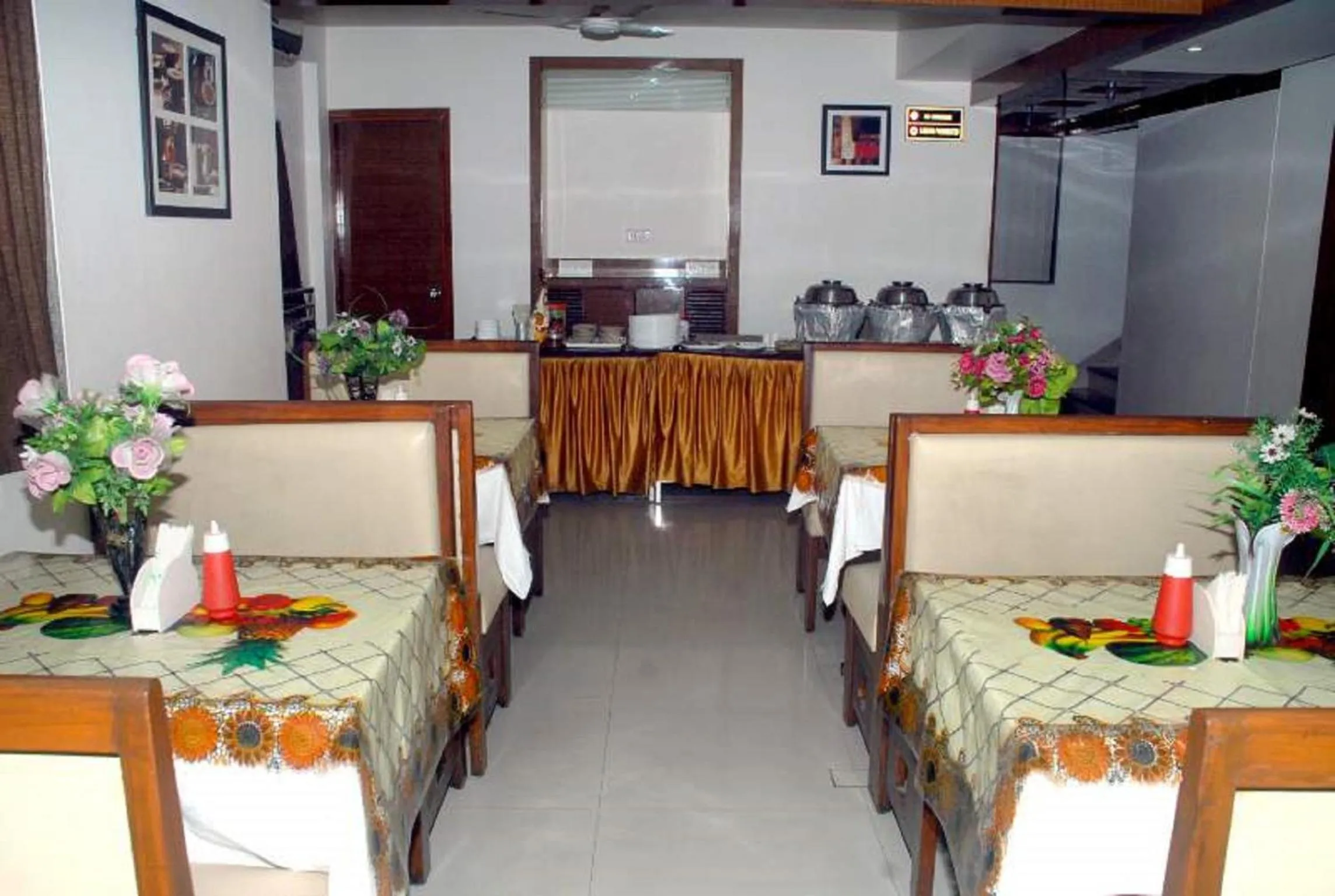 Restaurant/places to eat in Hotel Happiness