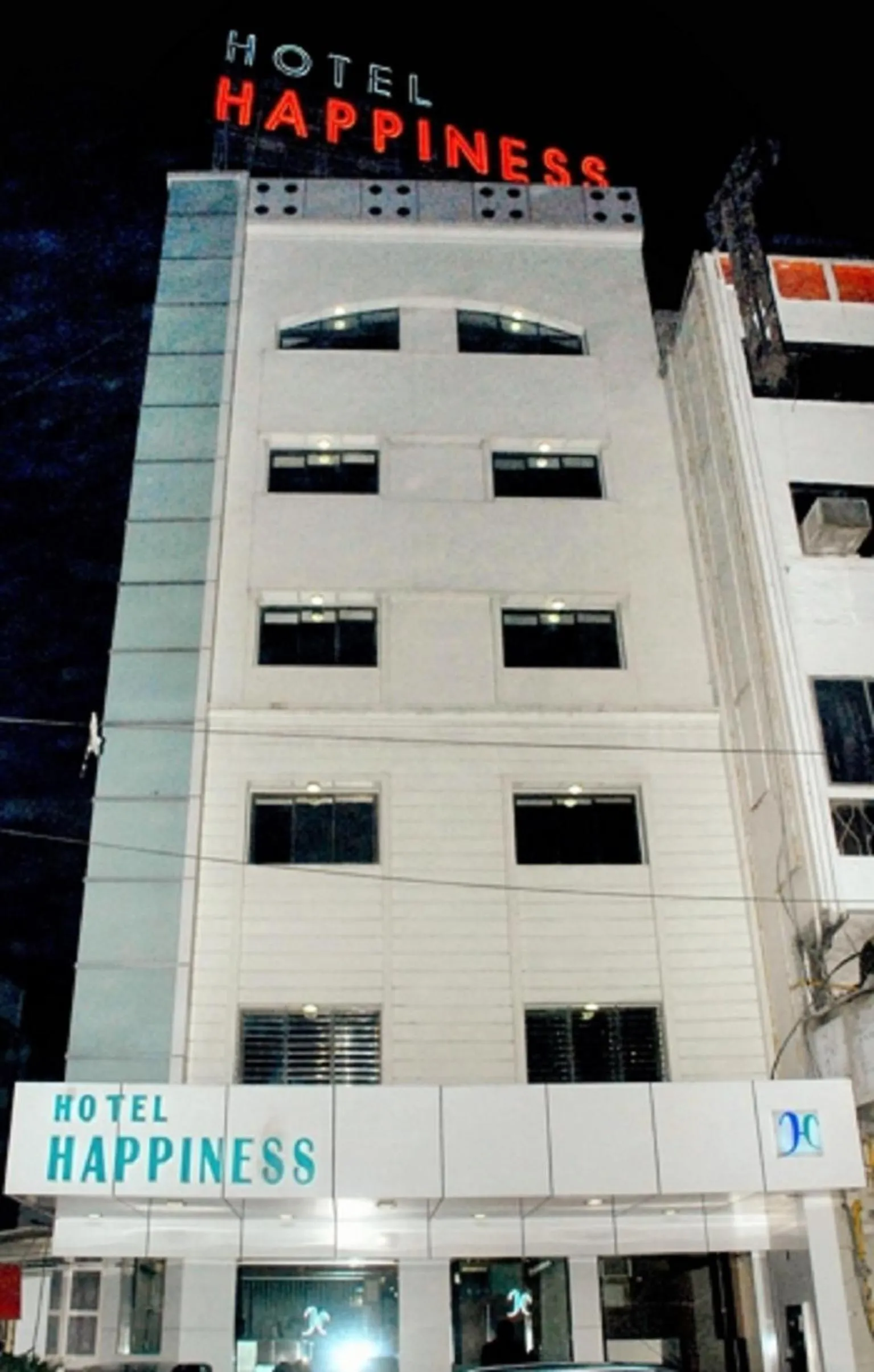 Facade/entrance in Hotel Happiness