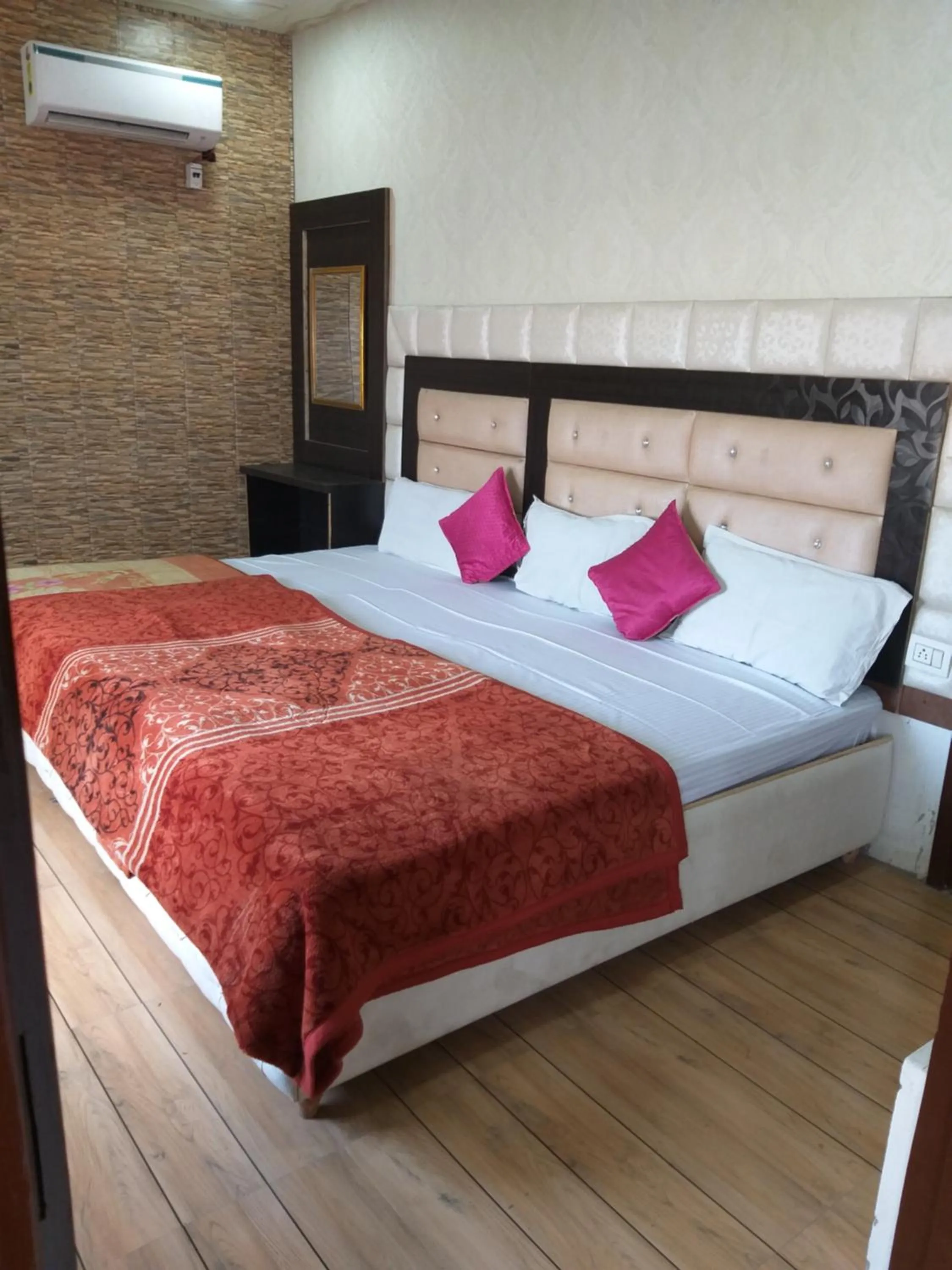 Bed in Hotel Shehnaz Inn - Walking Distance for Golden Temple