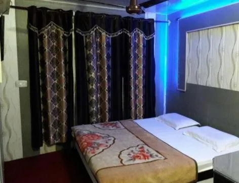 Photo of the whole room, Bed in Hotel Shehnaz Inn - Walking Distance for Golden Temple