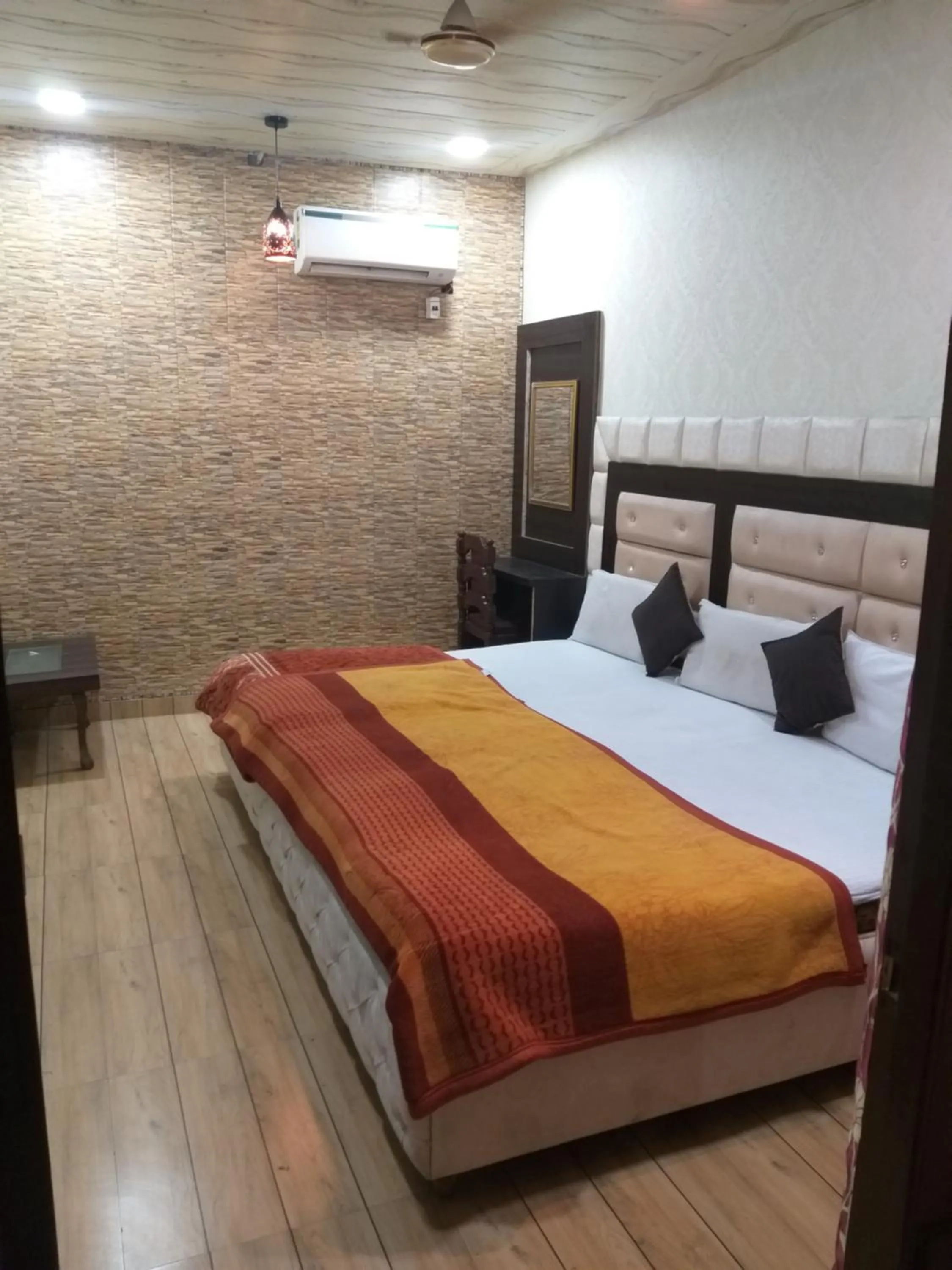 Bed in Hotel Shehnaz Inn - Walking Distance for Golden Temple