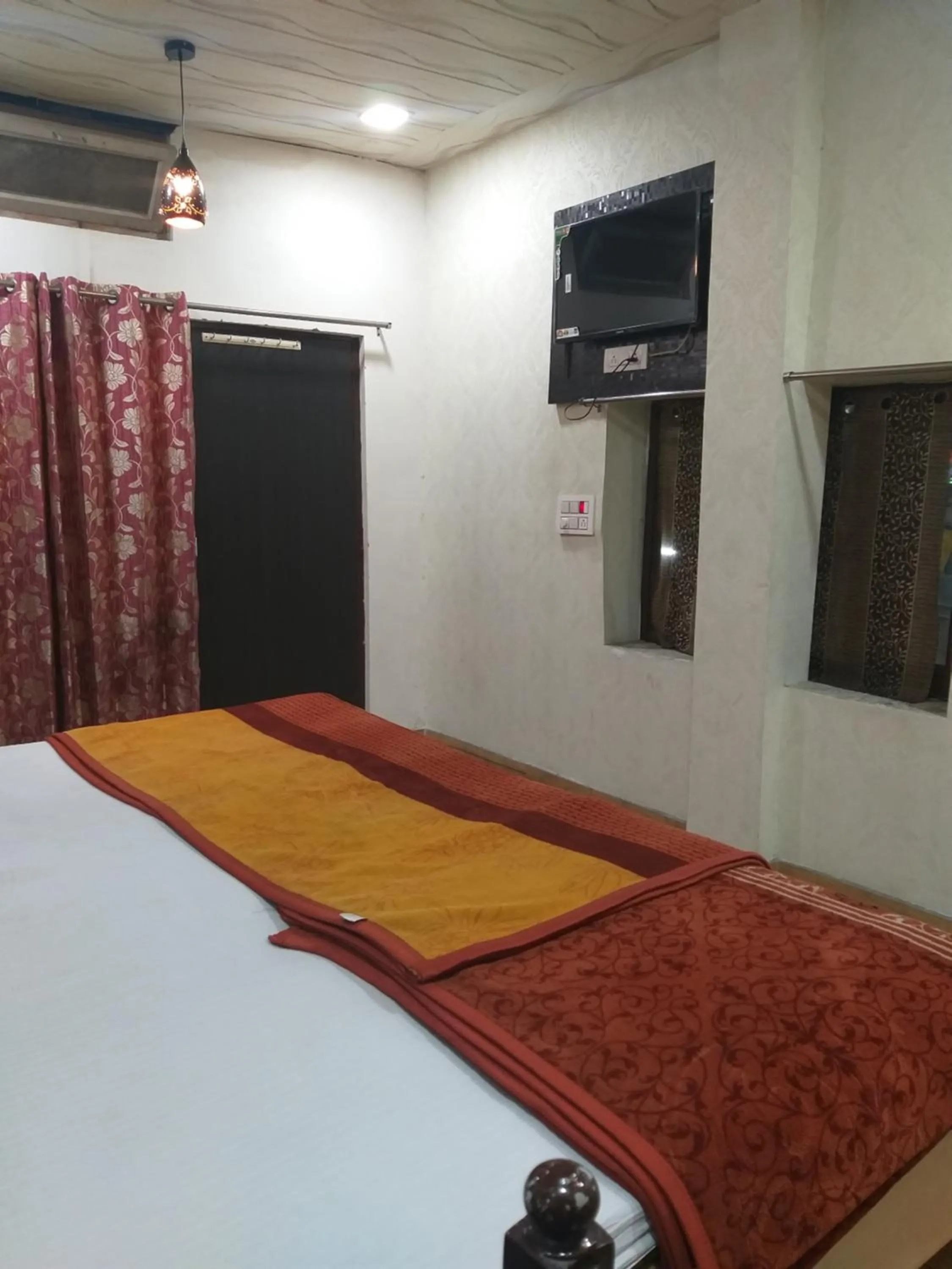 Bed in Hotel Shehnaz Inn - Walking Distance for Golden Temple