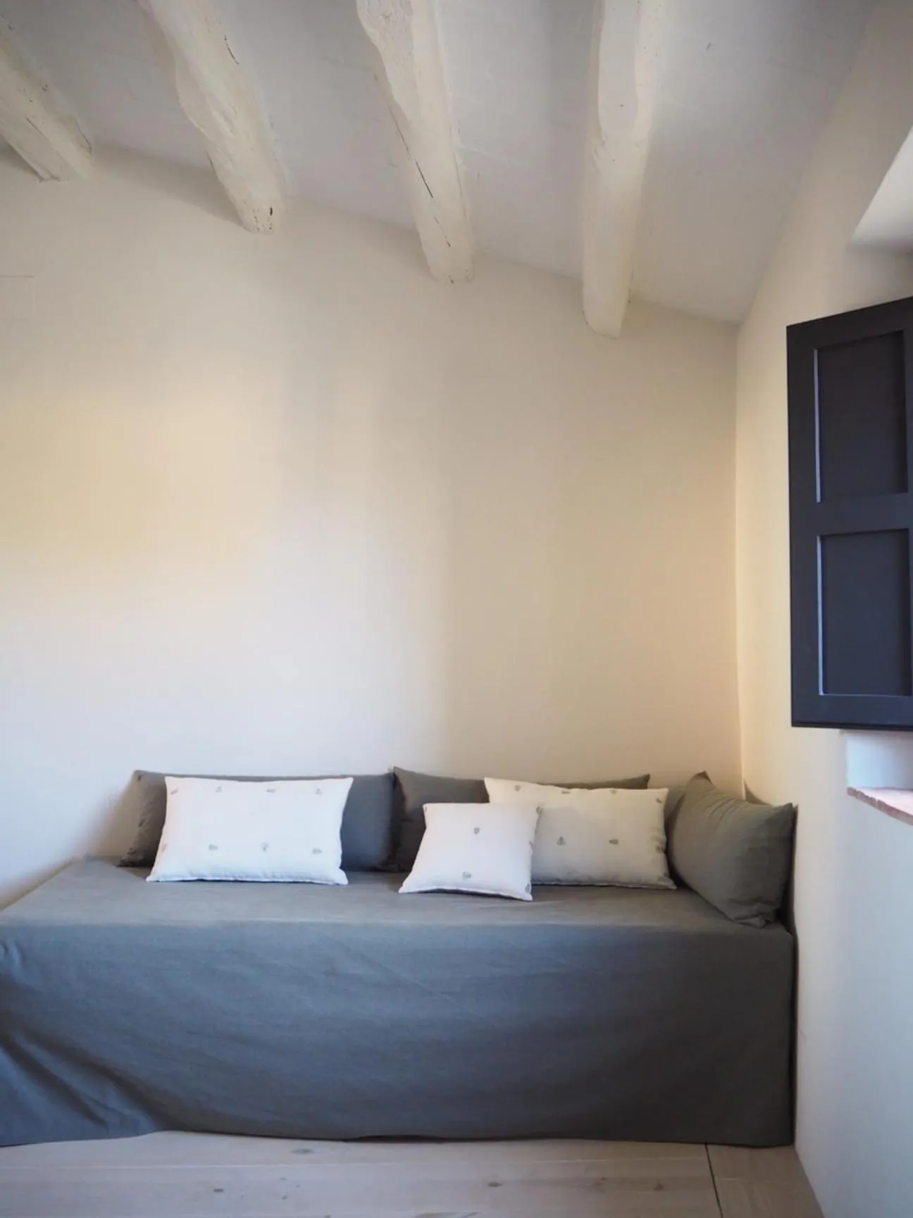 Living room, Bed in Mas Ferran Adults Only