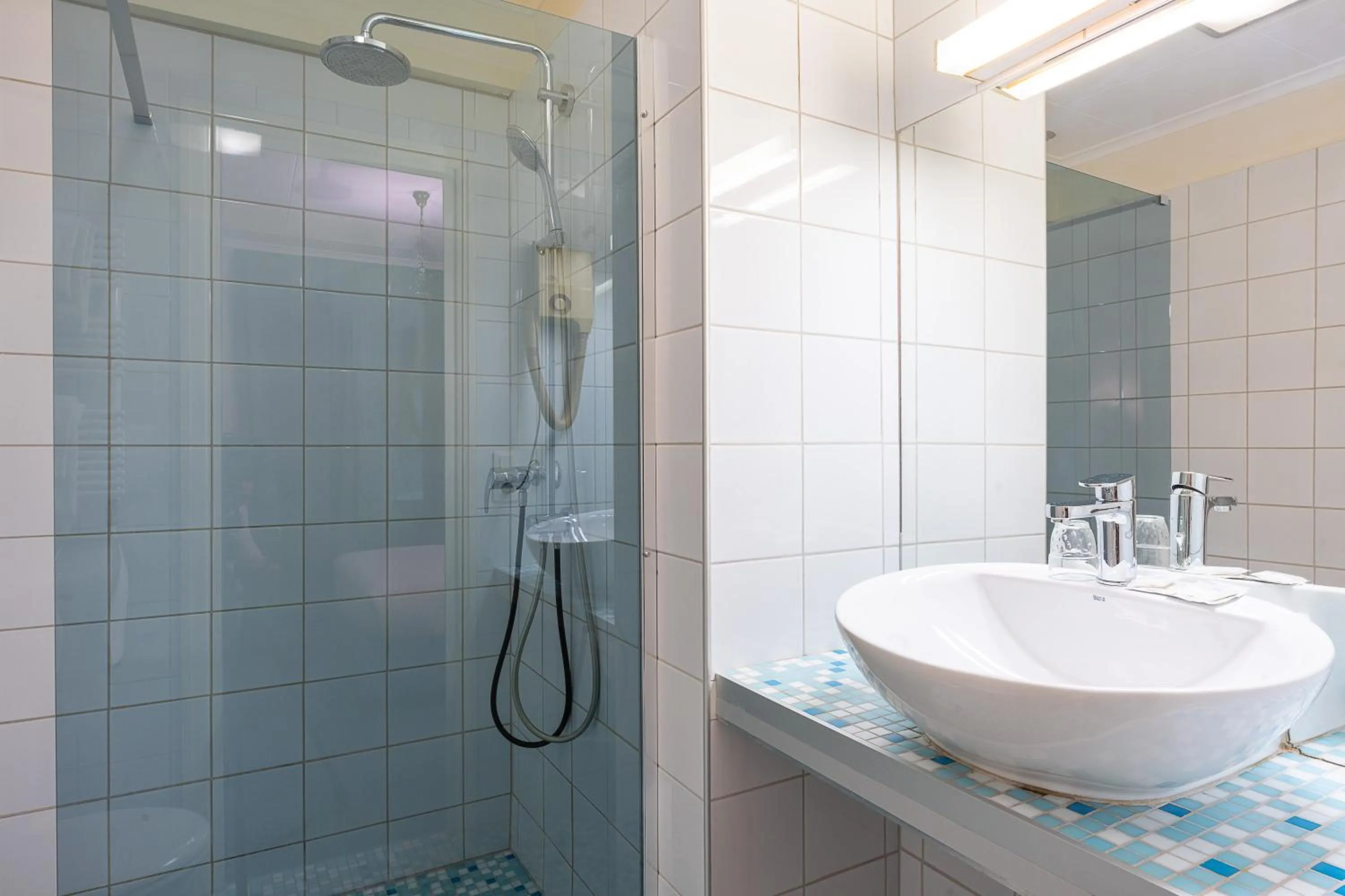 Shower in Hôtel du Helder