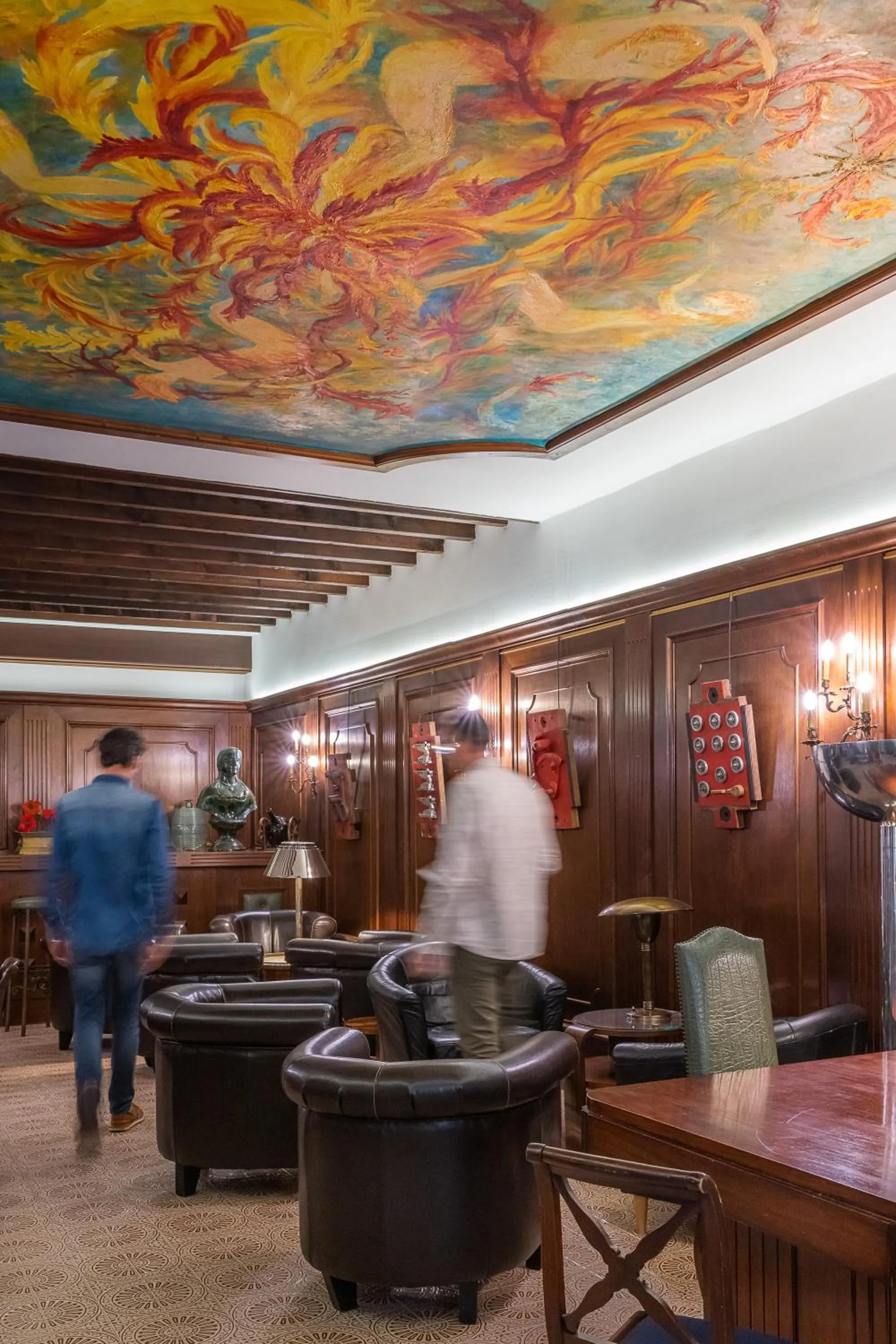 People in Hôtel du Helder