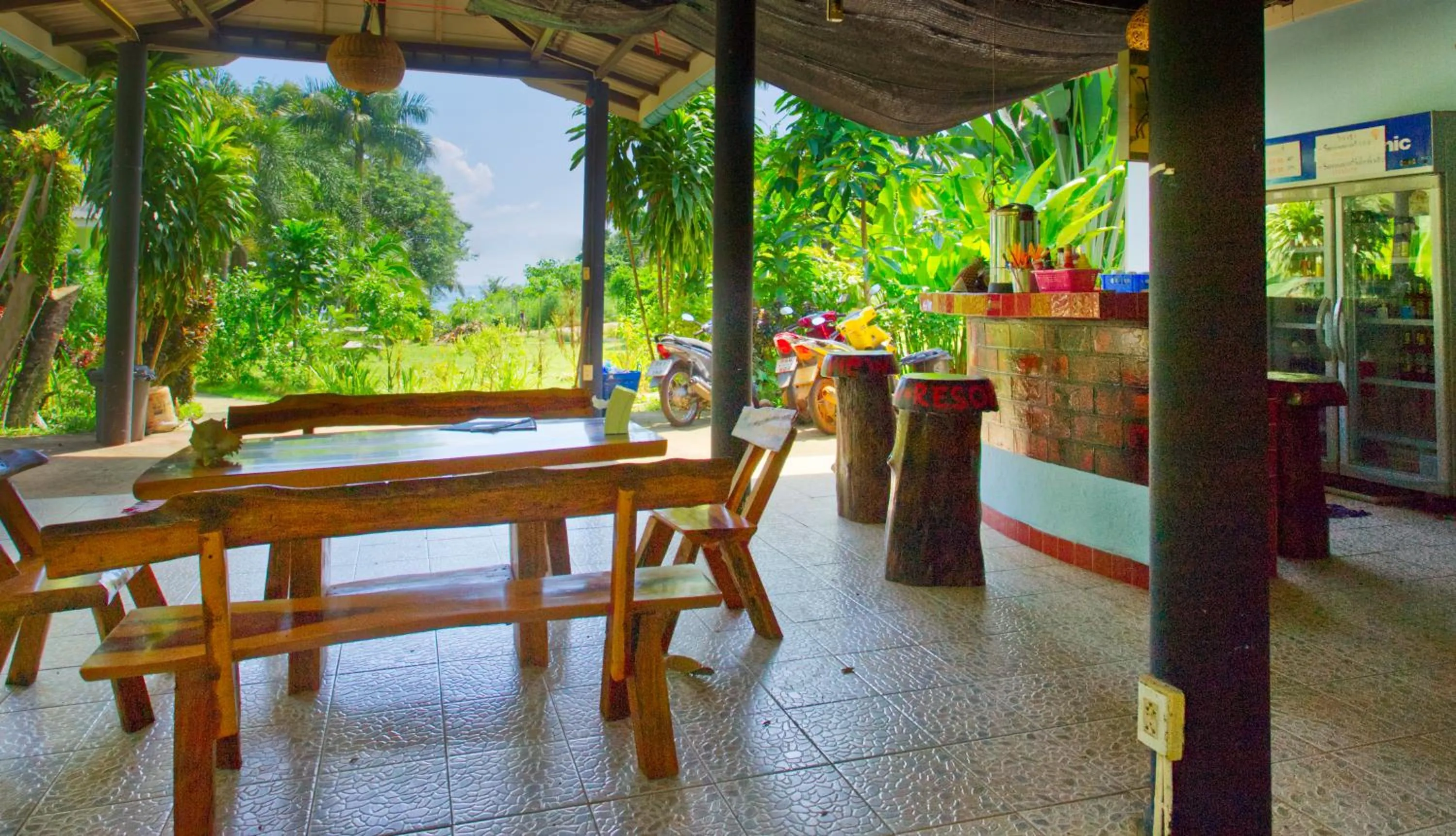 Restaurant/places to eat in Sea View Resort