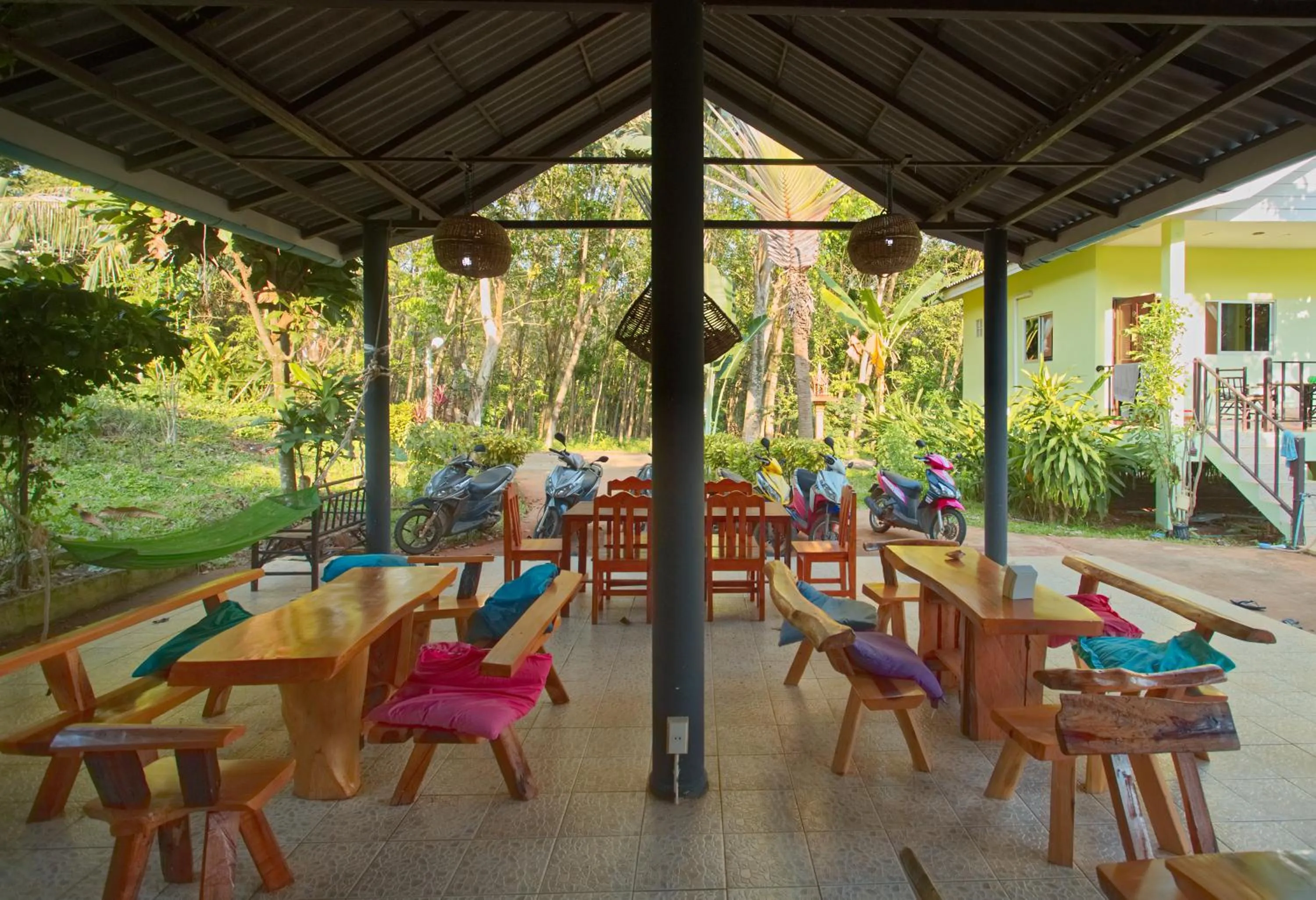 Restaurant/places to eat in Sea View Resort