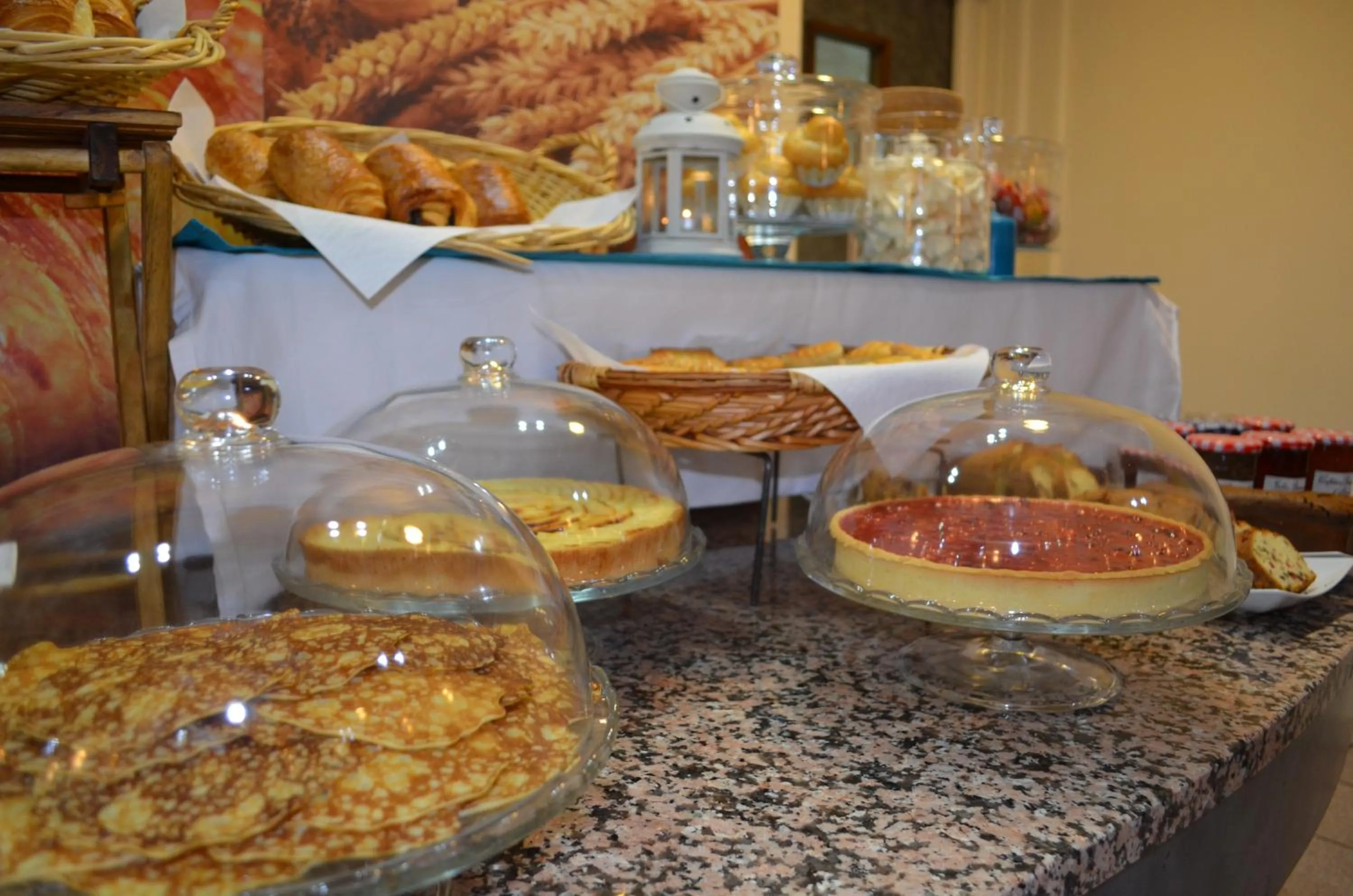 Buffet breakfast in Hôtel Saphir Lyon