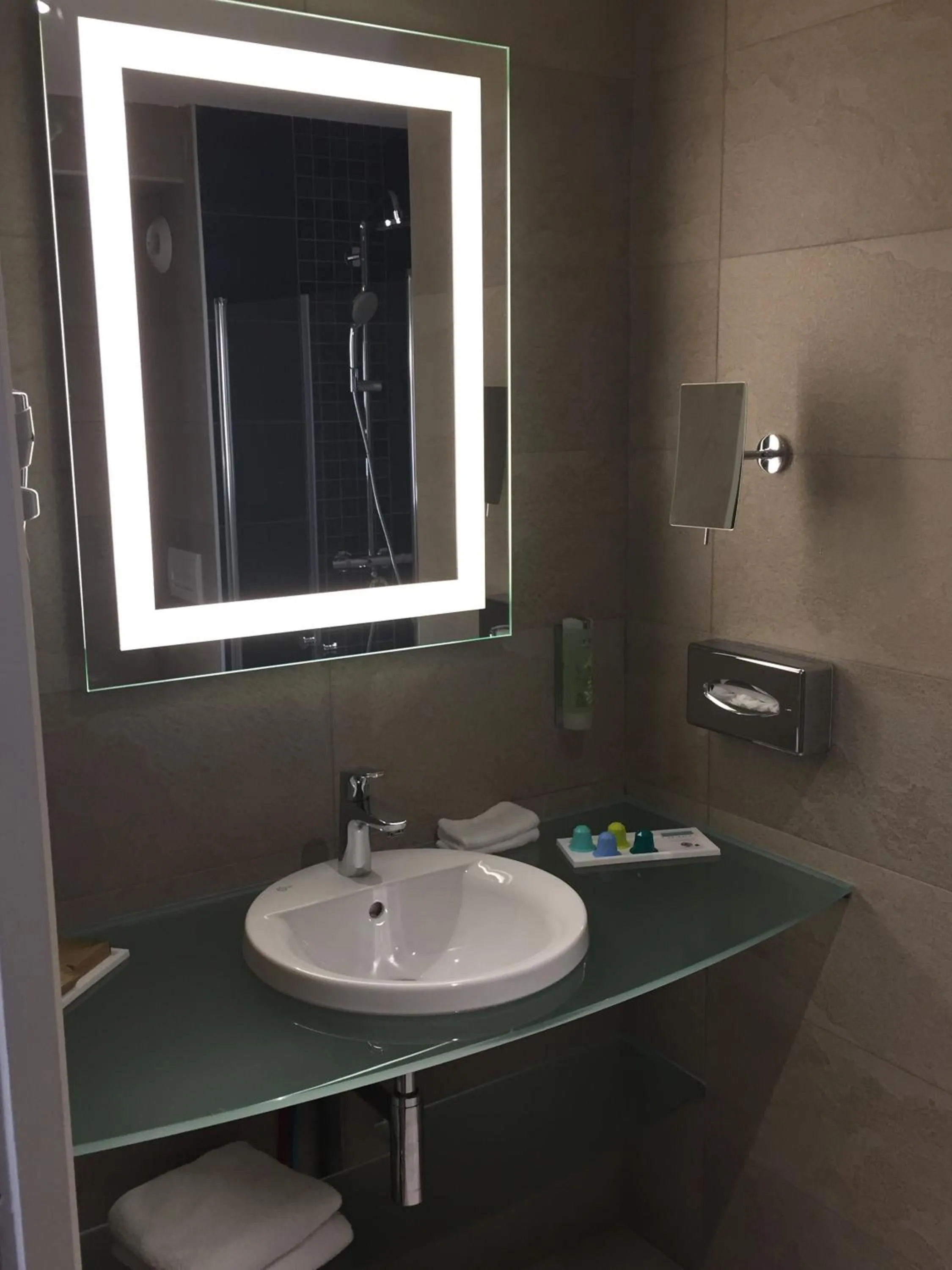 Bathroom in Hôtel Saphir Lyon