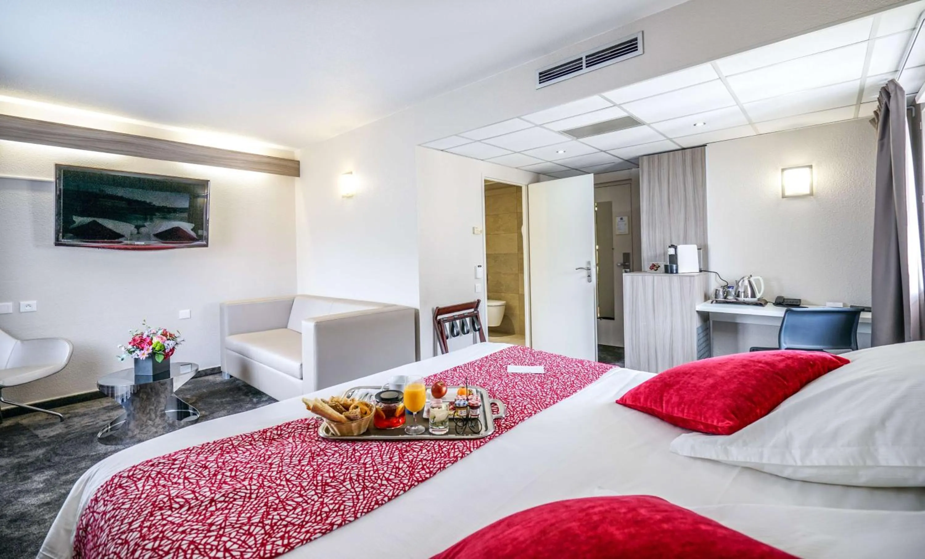 Photo of the whole room, Bed in Hôtel Saphir Lyon