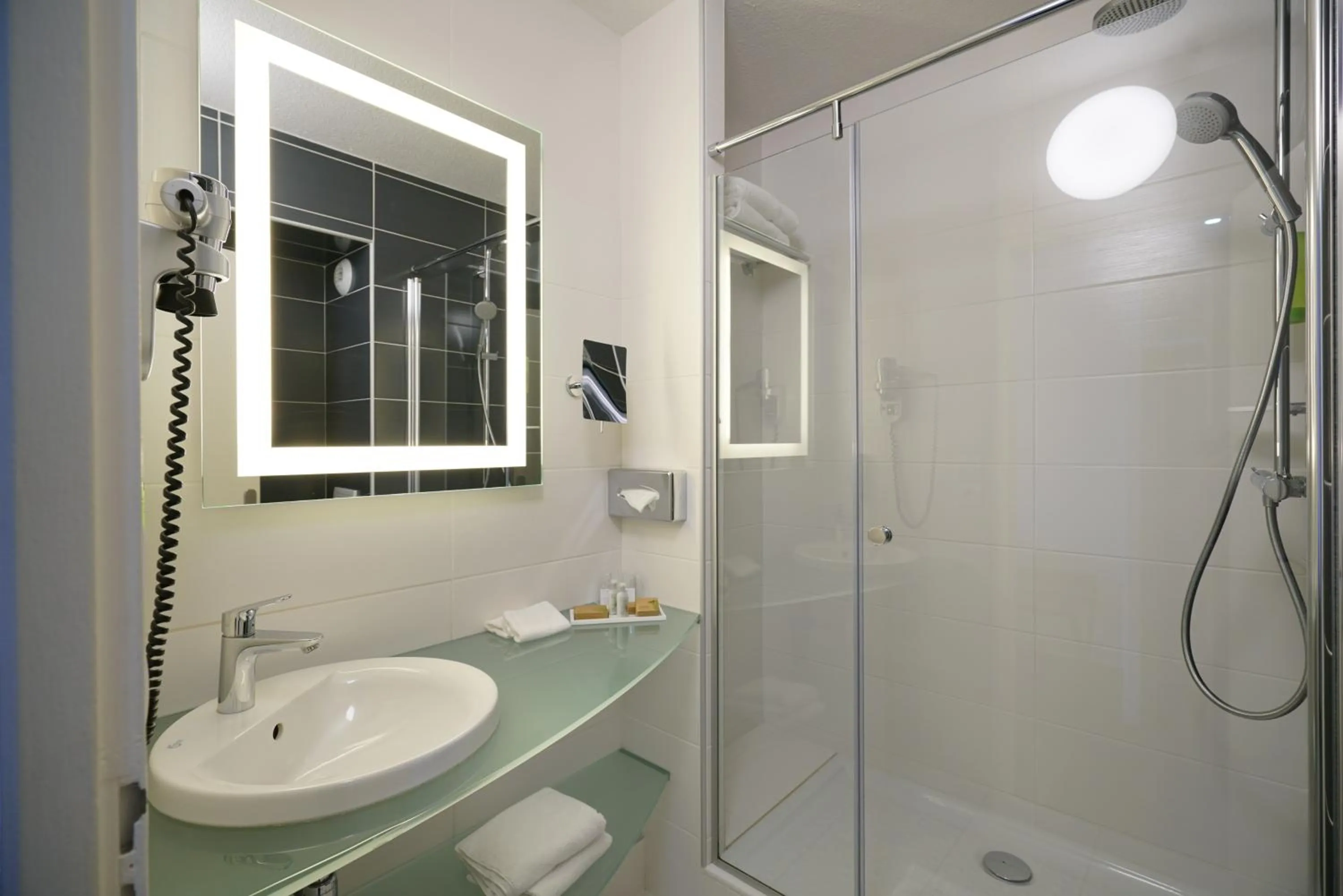 Bathroom in Hôtel Saphir Lyon