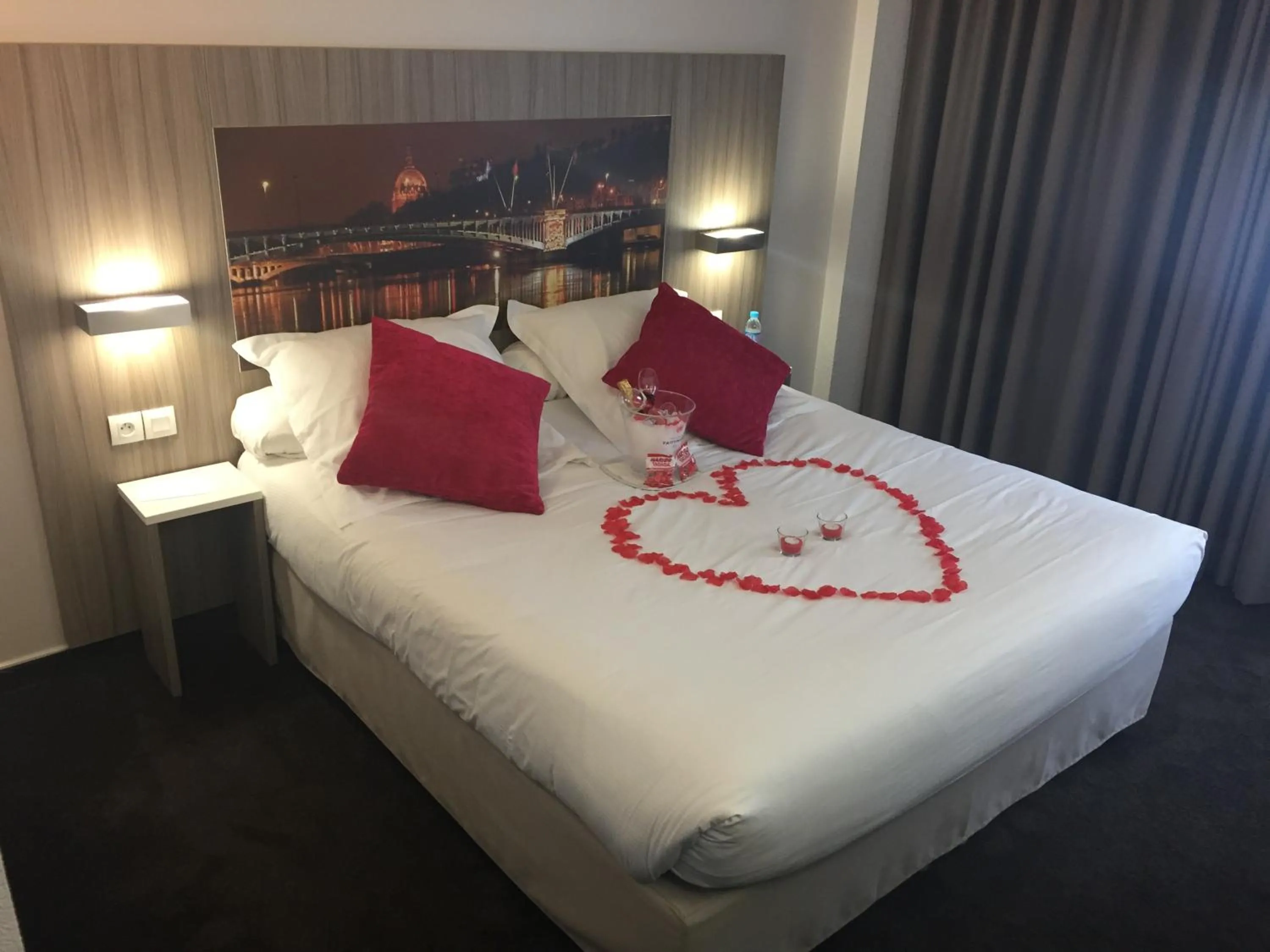 wedding, Bed in Hôtel Saphir Lyon