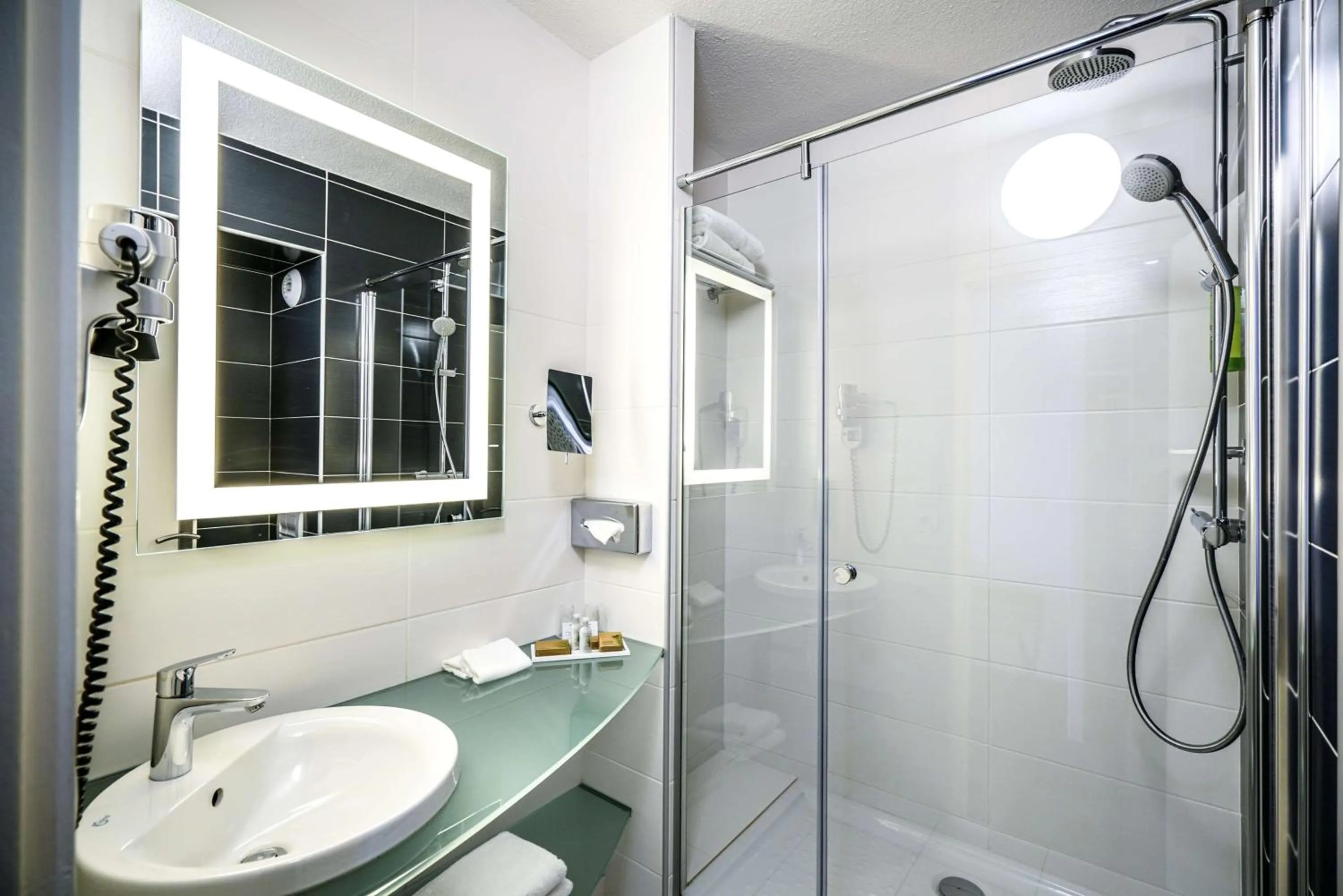 Photo of the whole room in Hôtel Saphir Lyon