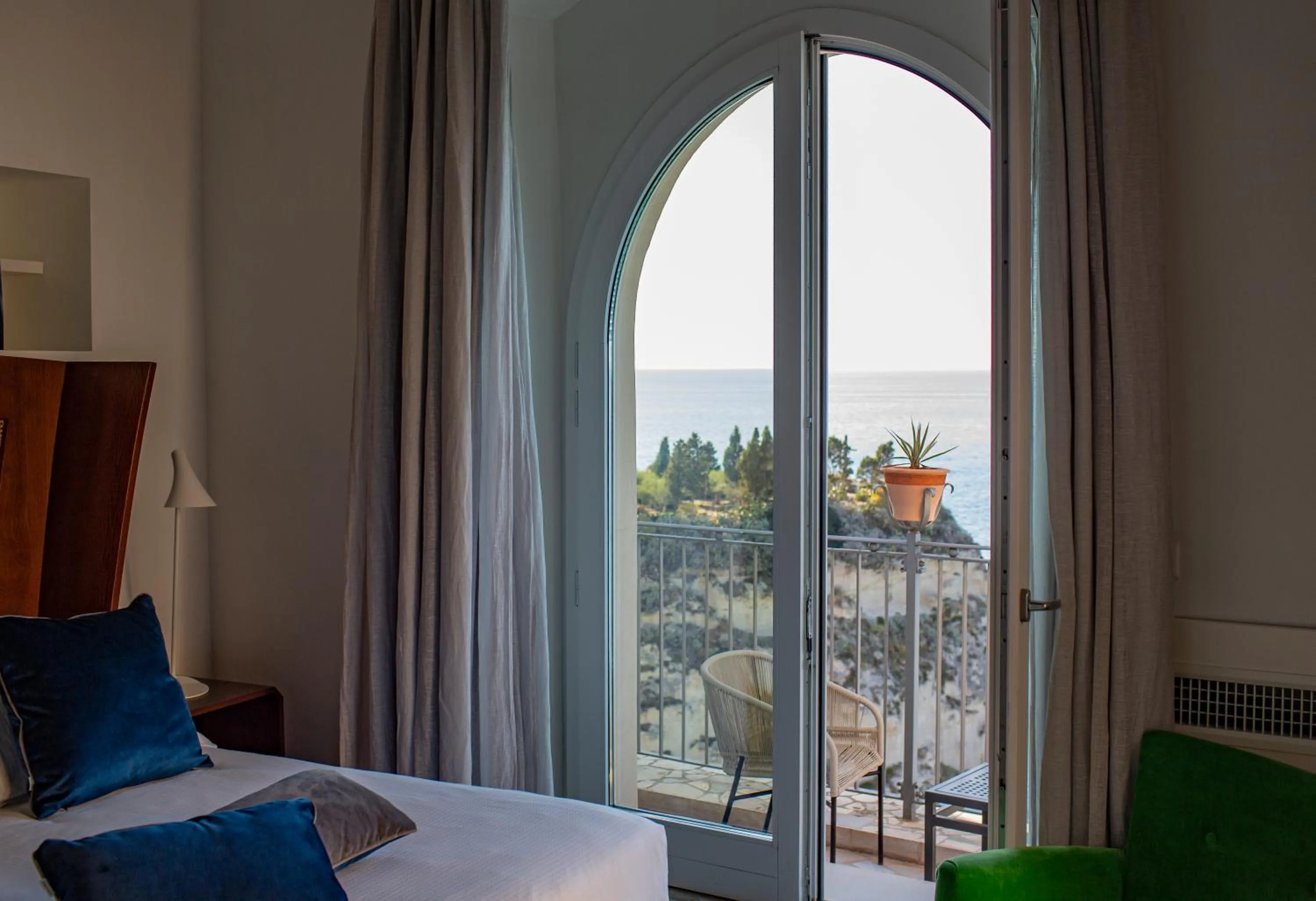 View (from property/room), Bed in La Dolce Vita a Tropea
