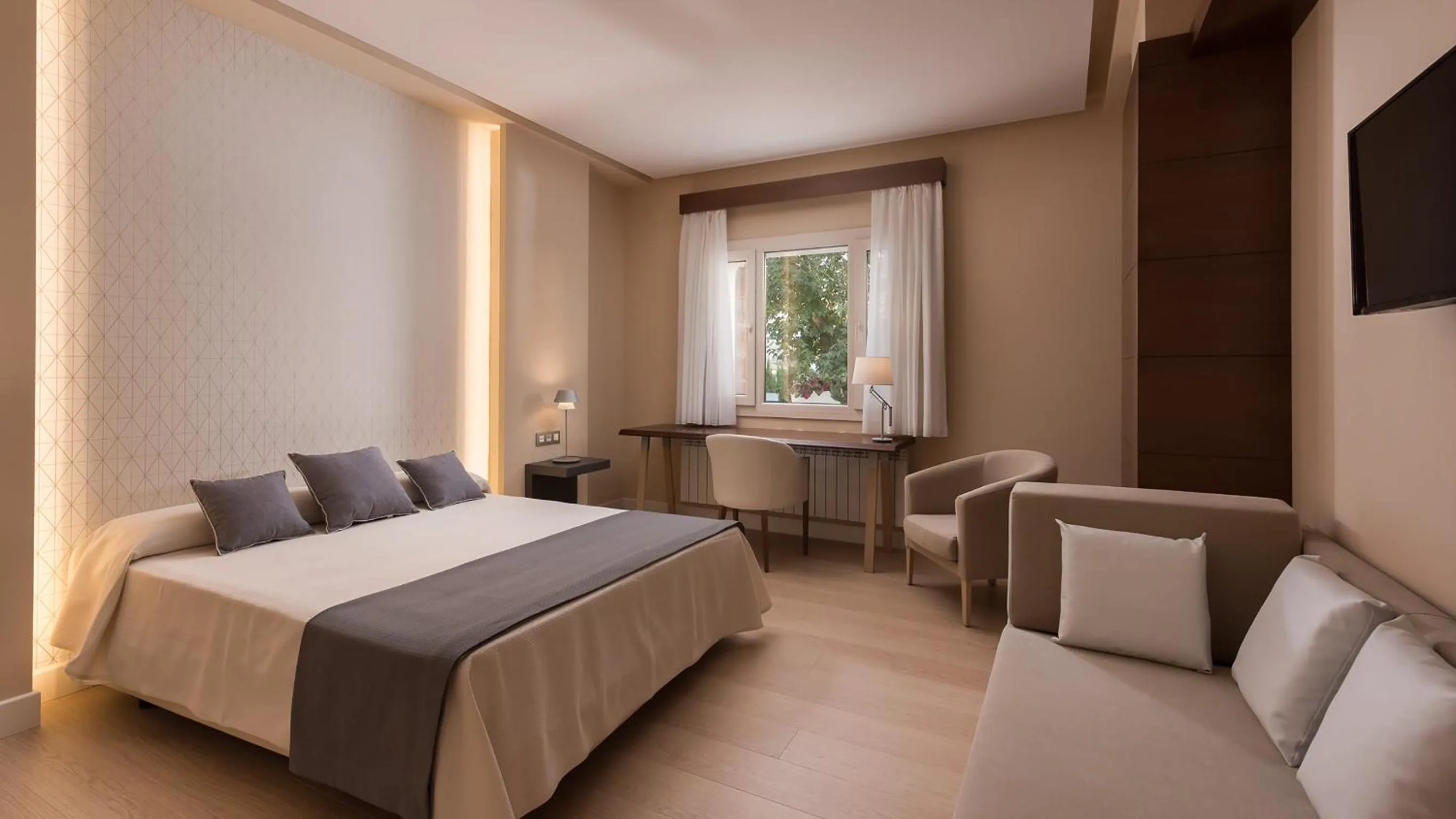 Photo of the whole room, Bed in Quinta Real Granada