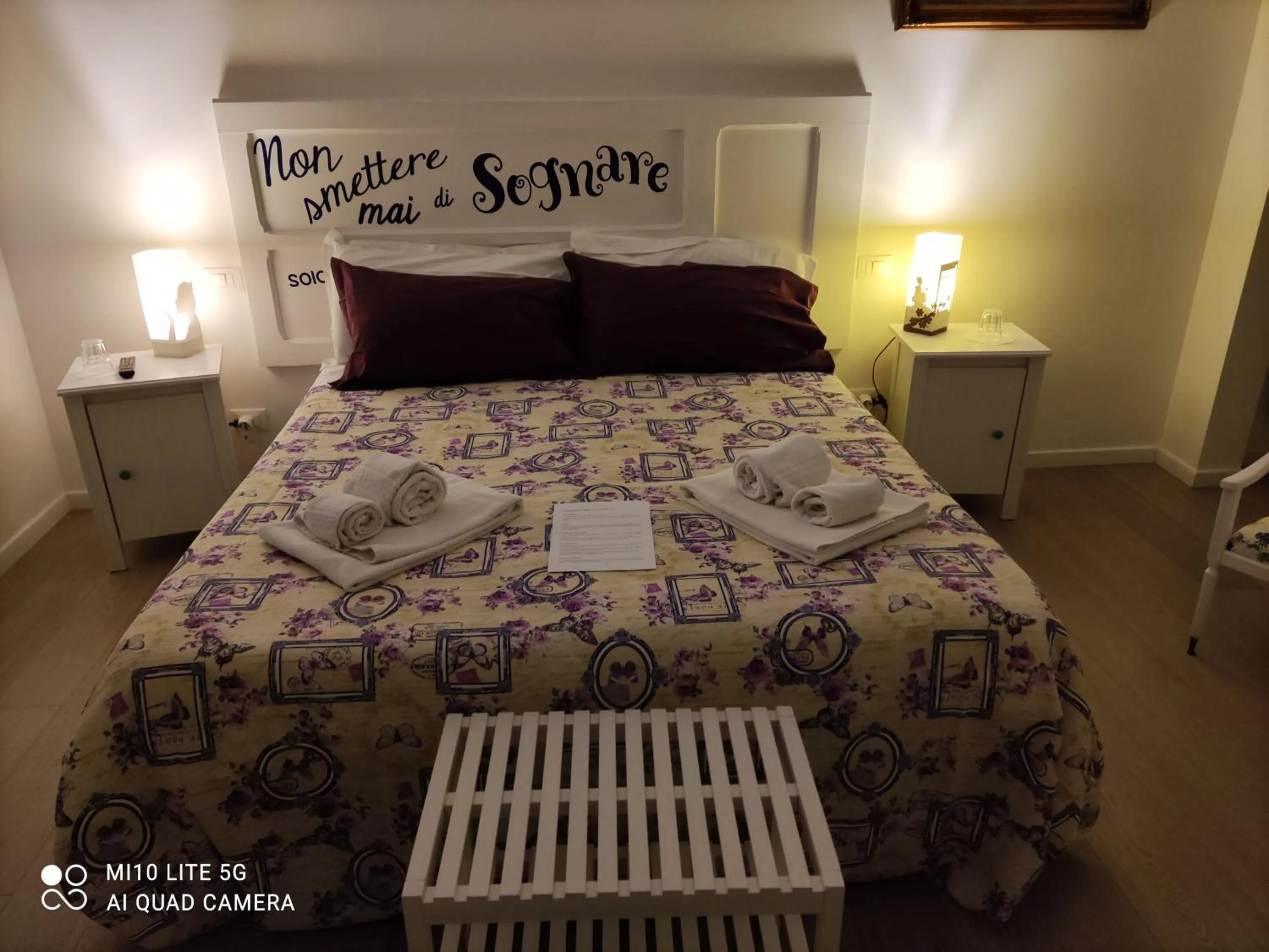 Photo of the whole room, Bed in Ramo Rosso di Paolo Natalini