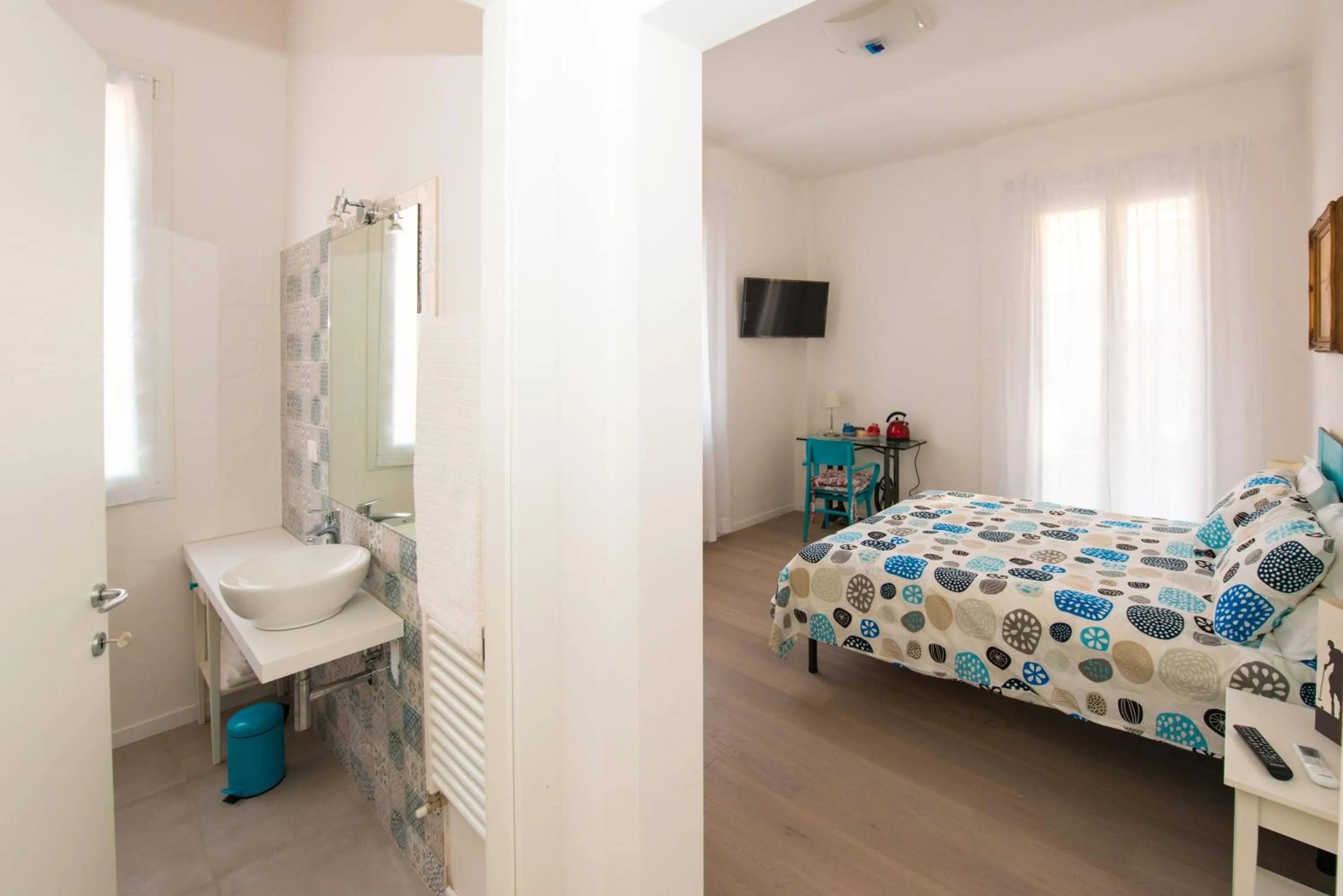 Bedroom, Bed in Ramo Rosso di Paolo Natalini