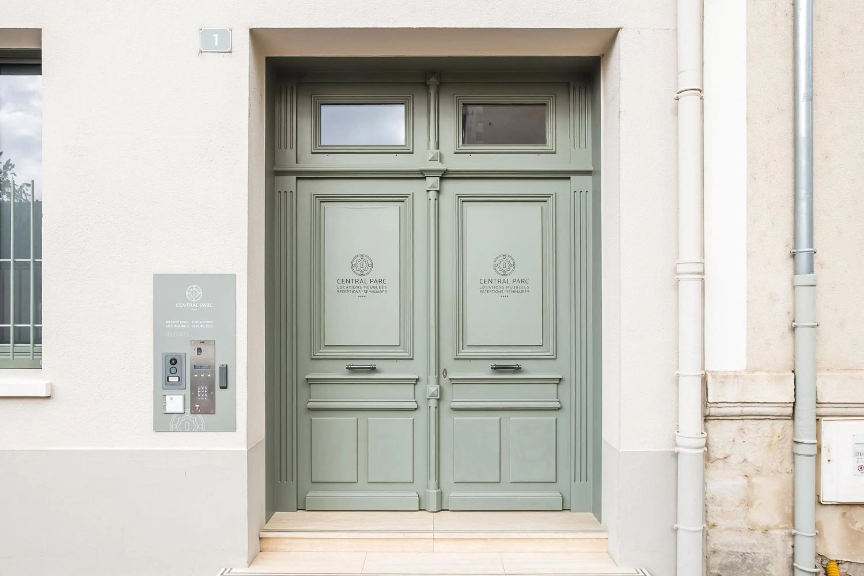 Facade/entrance in Résidence de Tourisme Central Parc Tours