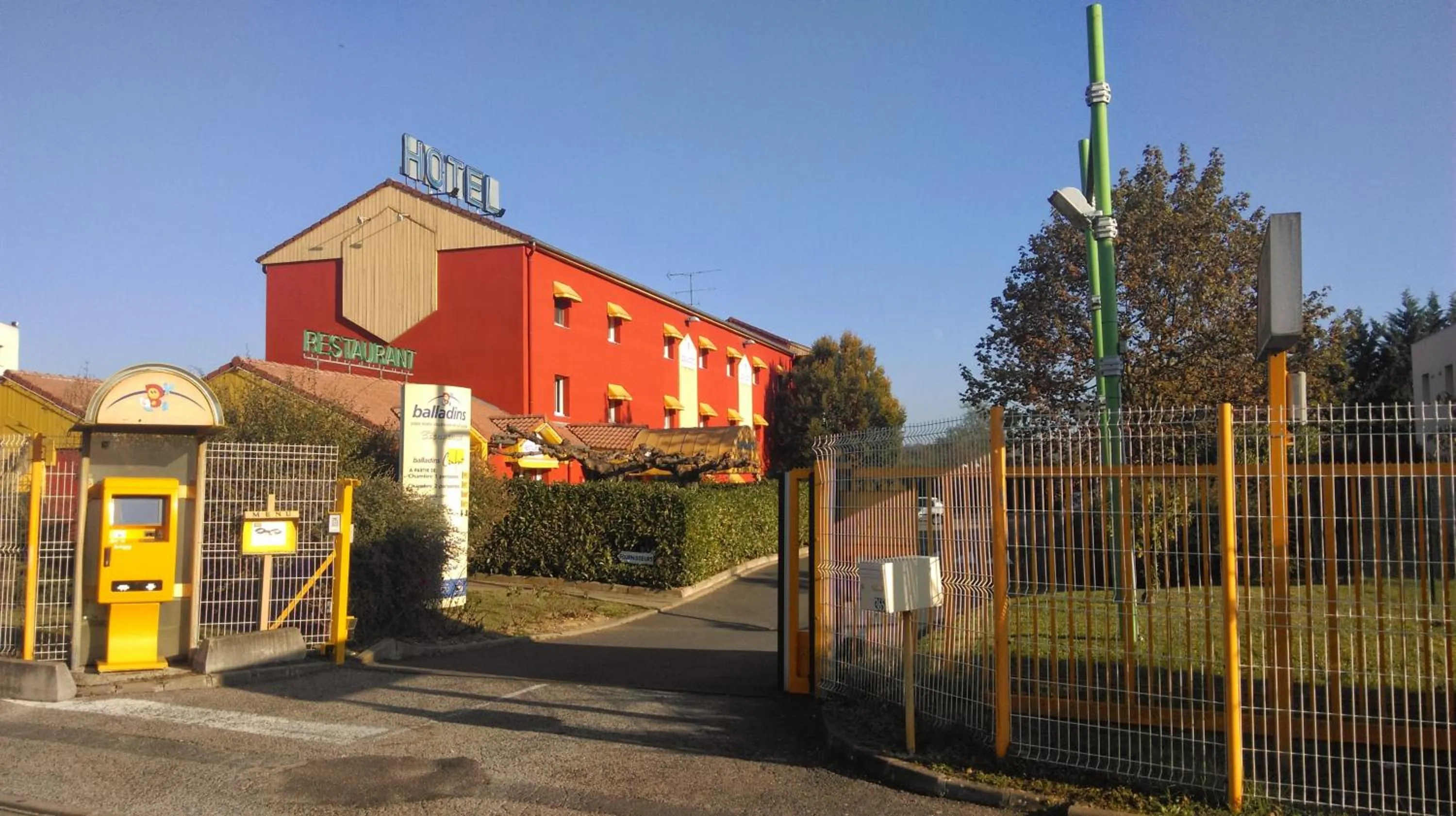 Facade/entrance in Initial by Balladins Lyon Villefranche-sur-Saône