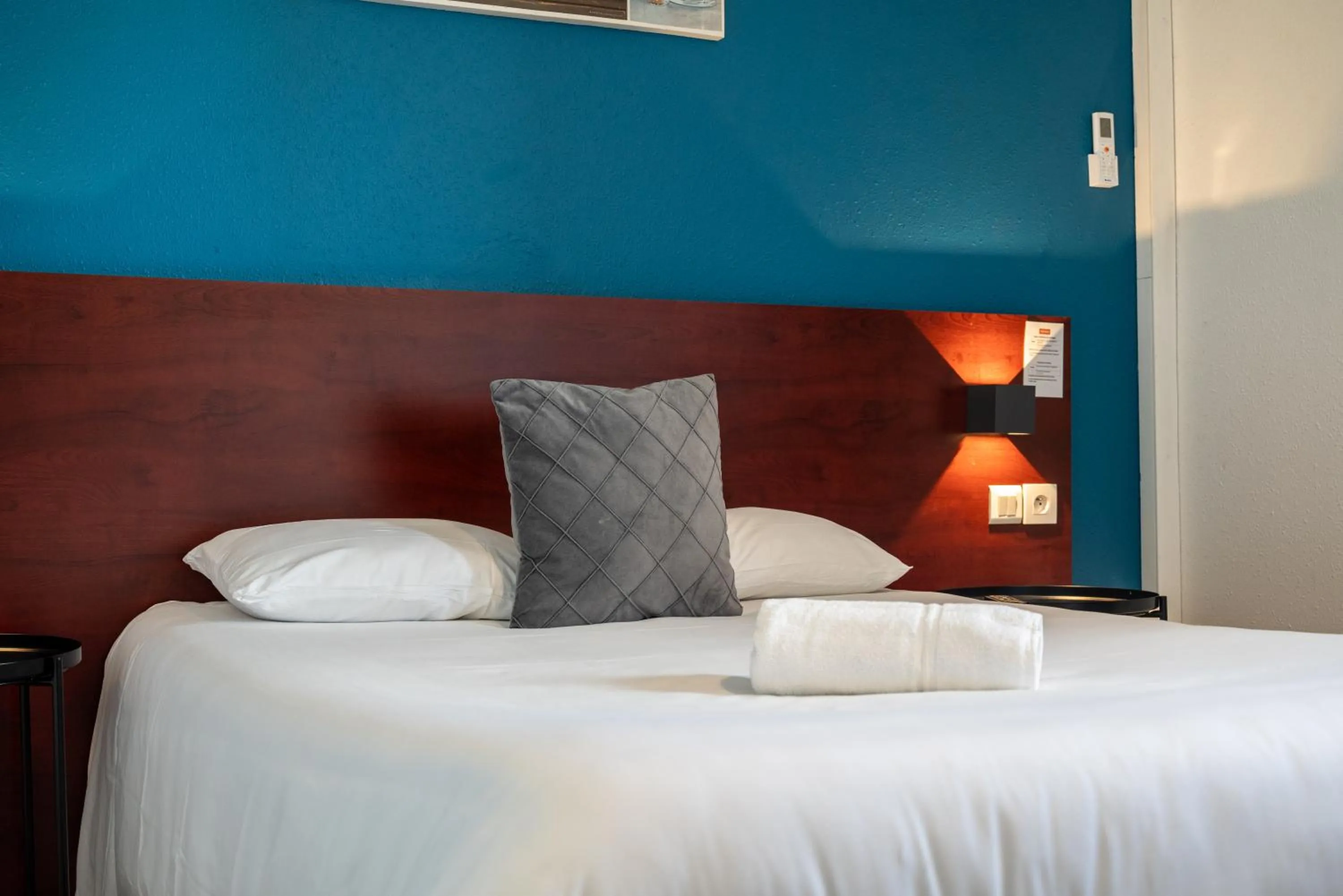 Photo of the whole room, Bed in Initial by Balladins Lyon Villefranche-sur-Saône