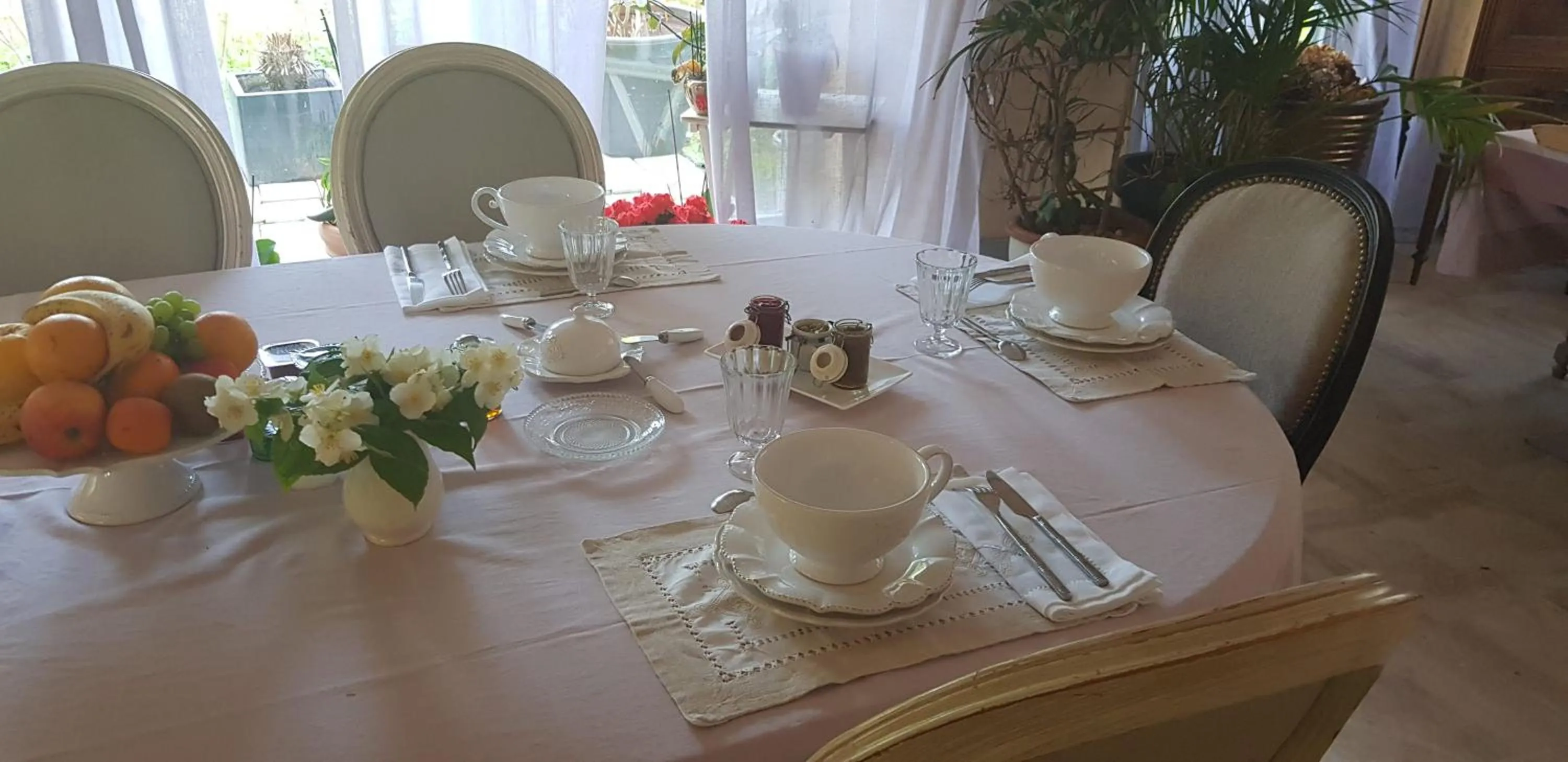 Breakfast in Le jardin de Saint Jean