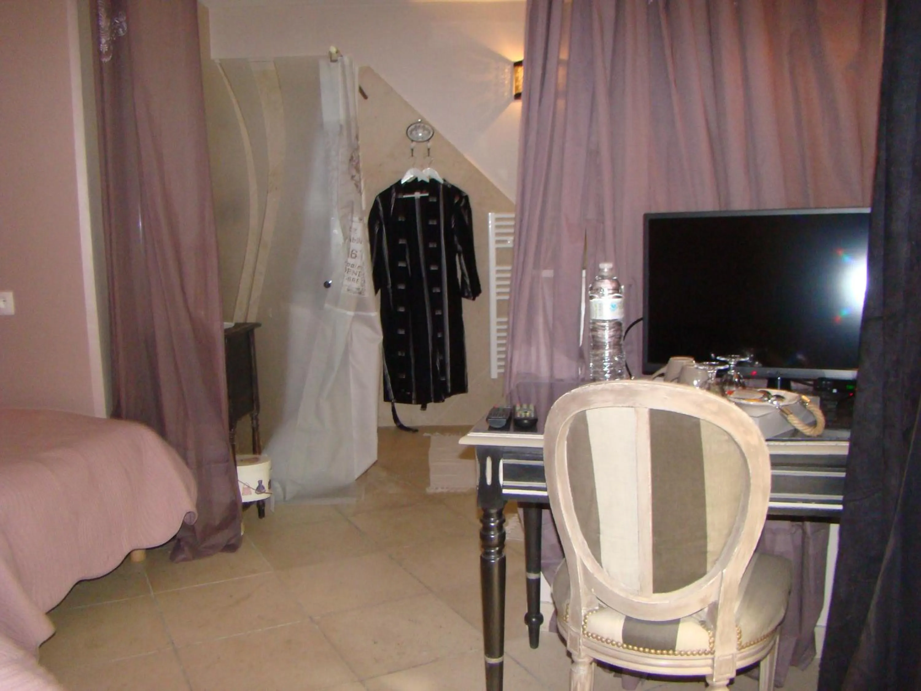 Photo of the whole room, Bed in Le jardin de Saint Jean