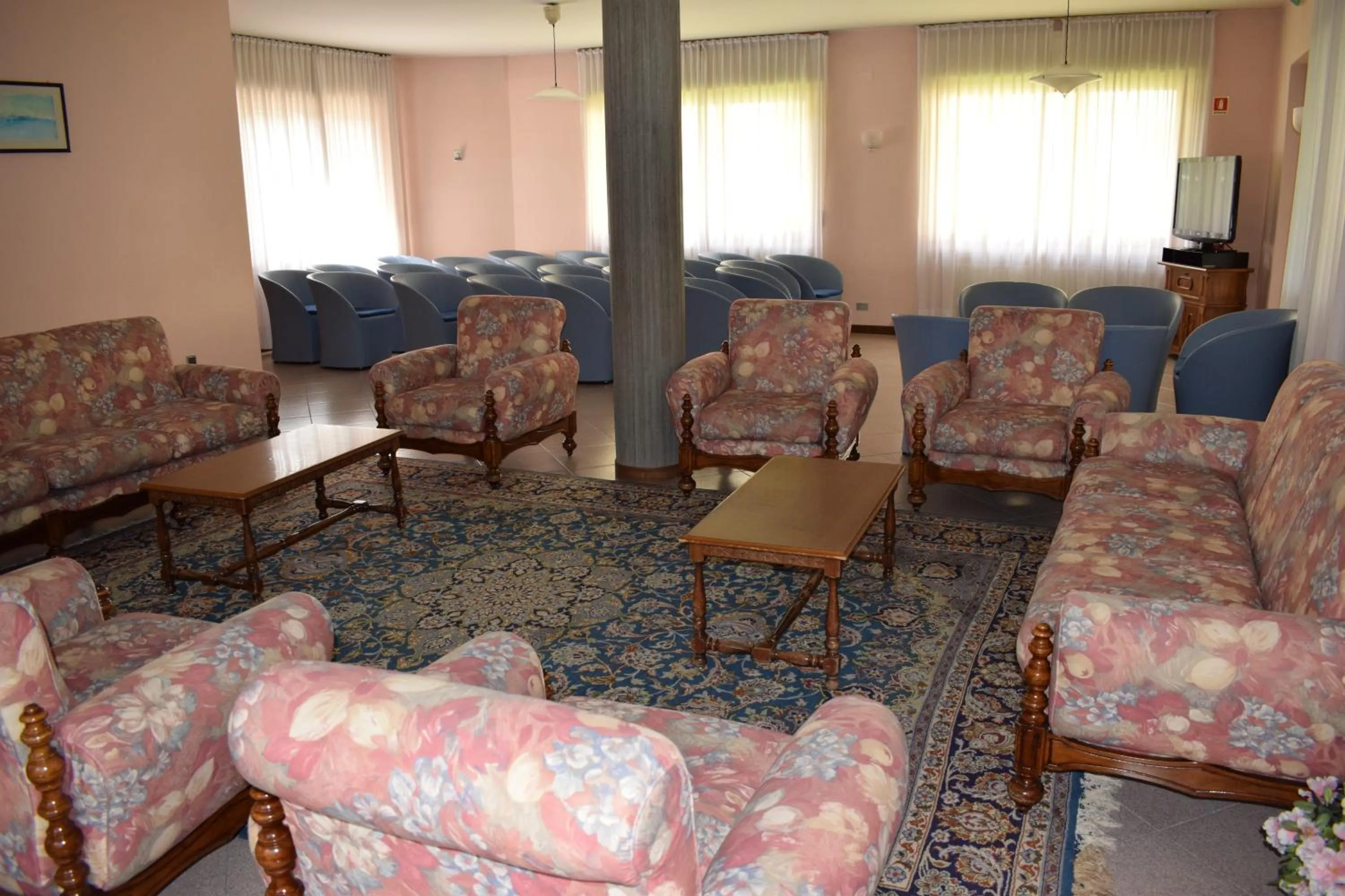 Communal lounge/ TV room in Hotel Mignon