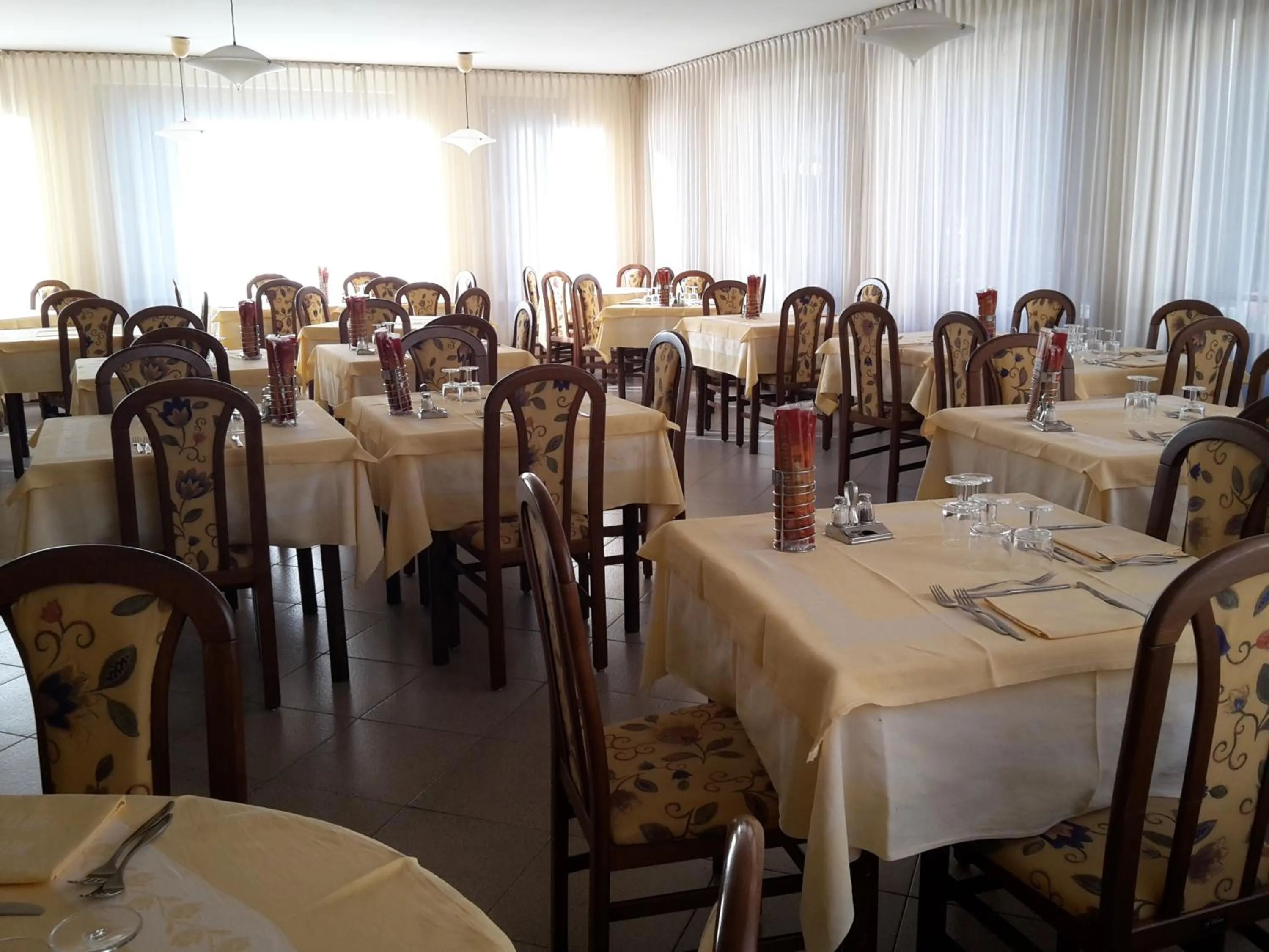Restaurant/places to eat in Hotel Mignon