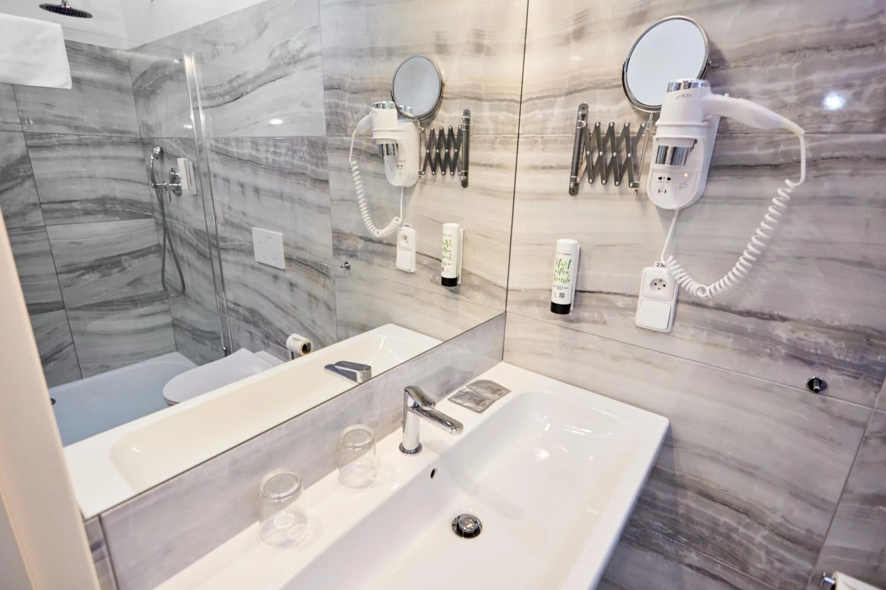 Shower in Hotel Garden Court