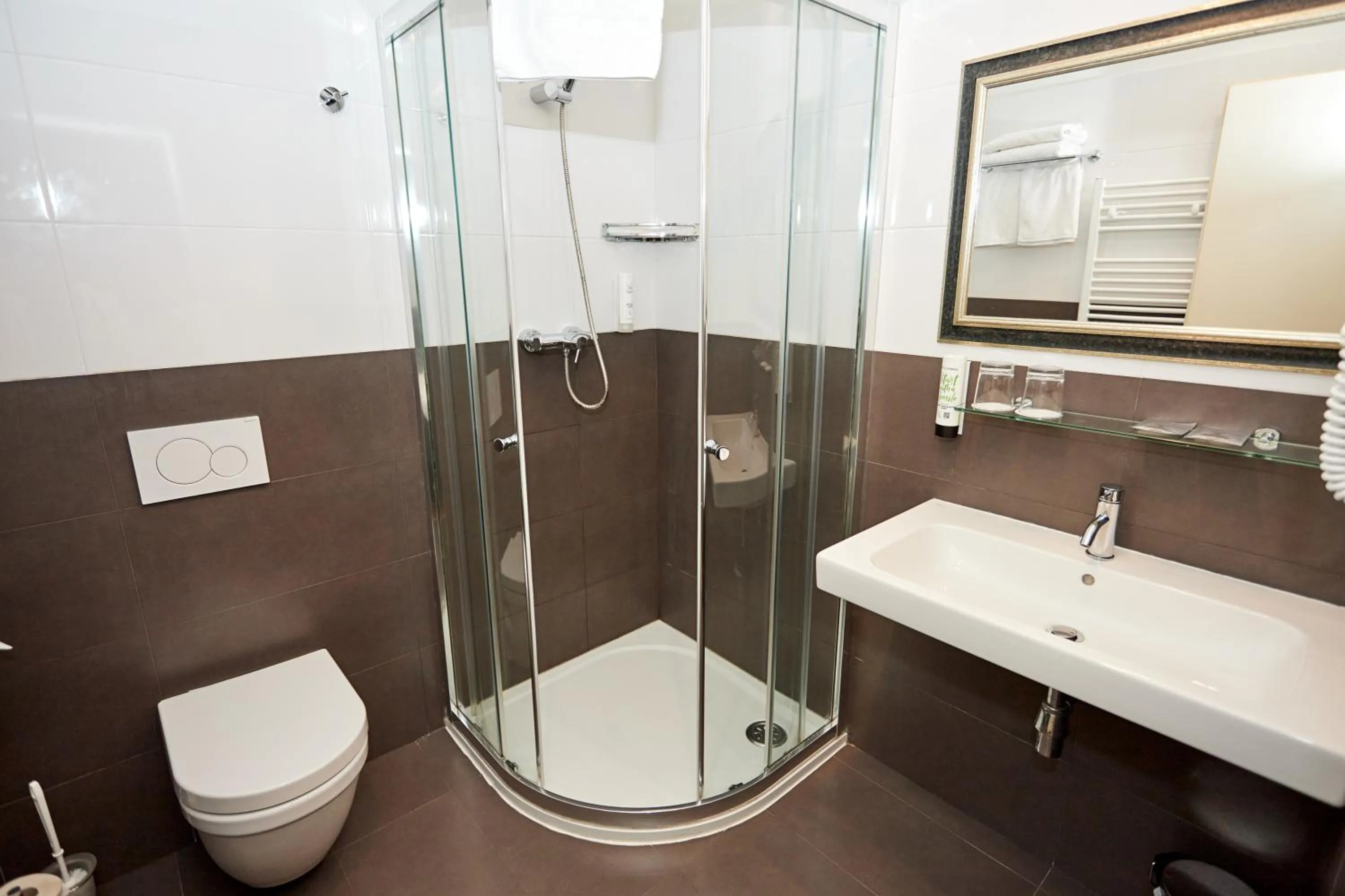 Shower in Hotel Garden Court