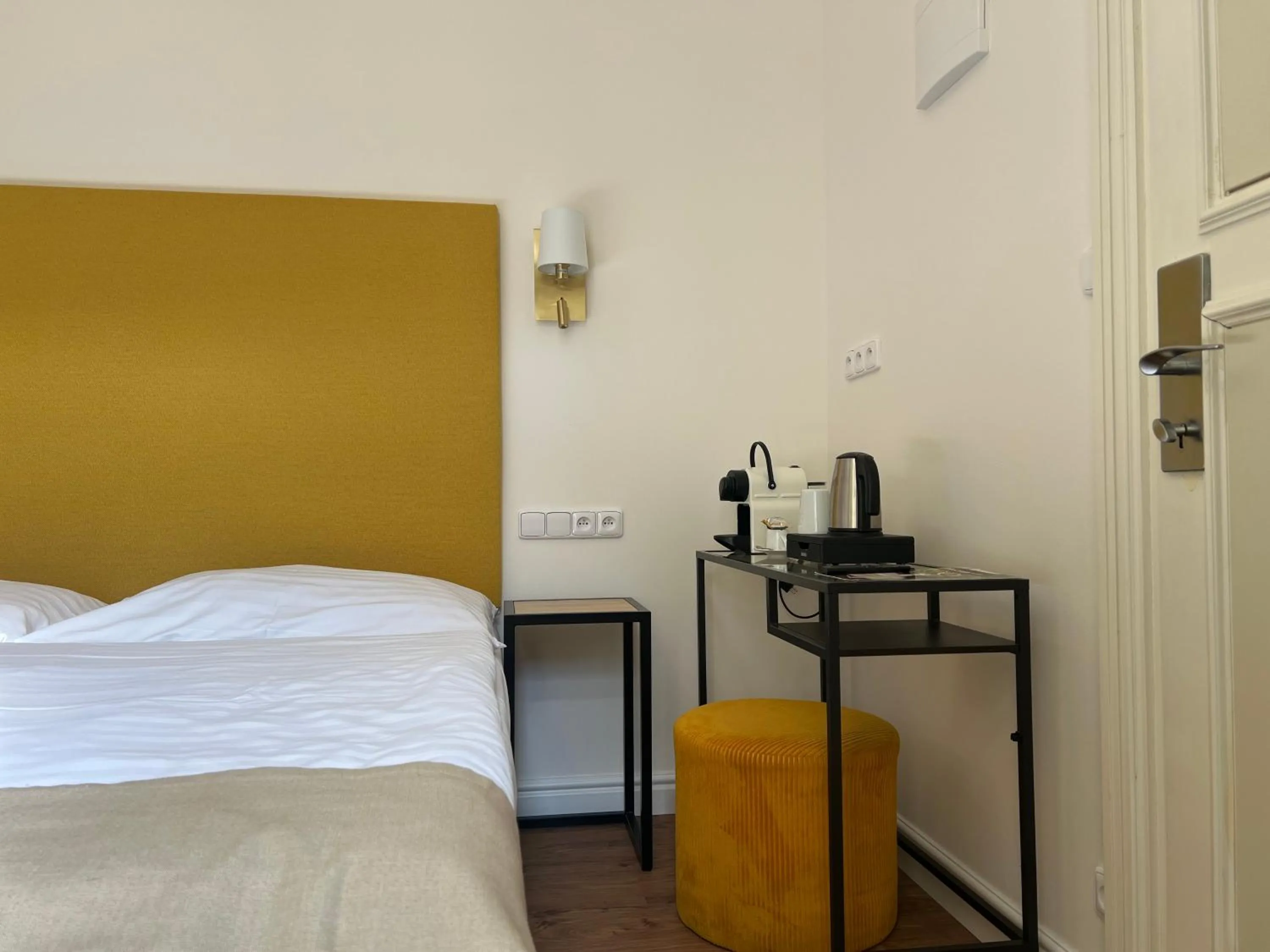 Coffee/tea facilities, Bed in Hotel Garden Court